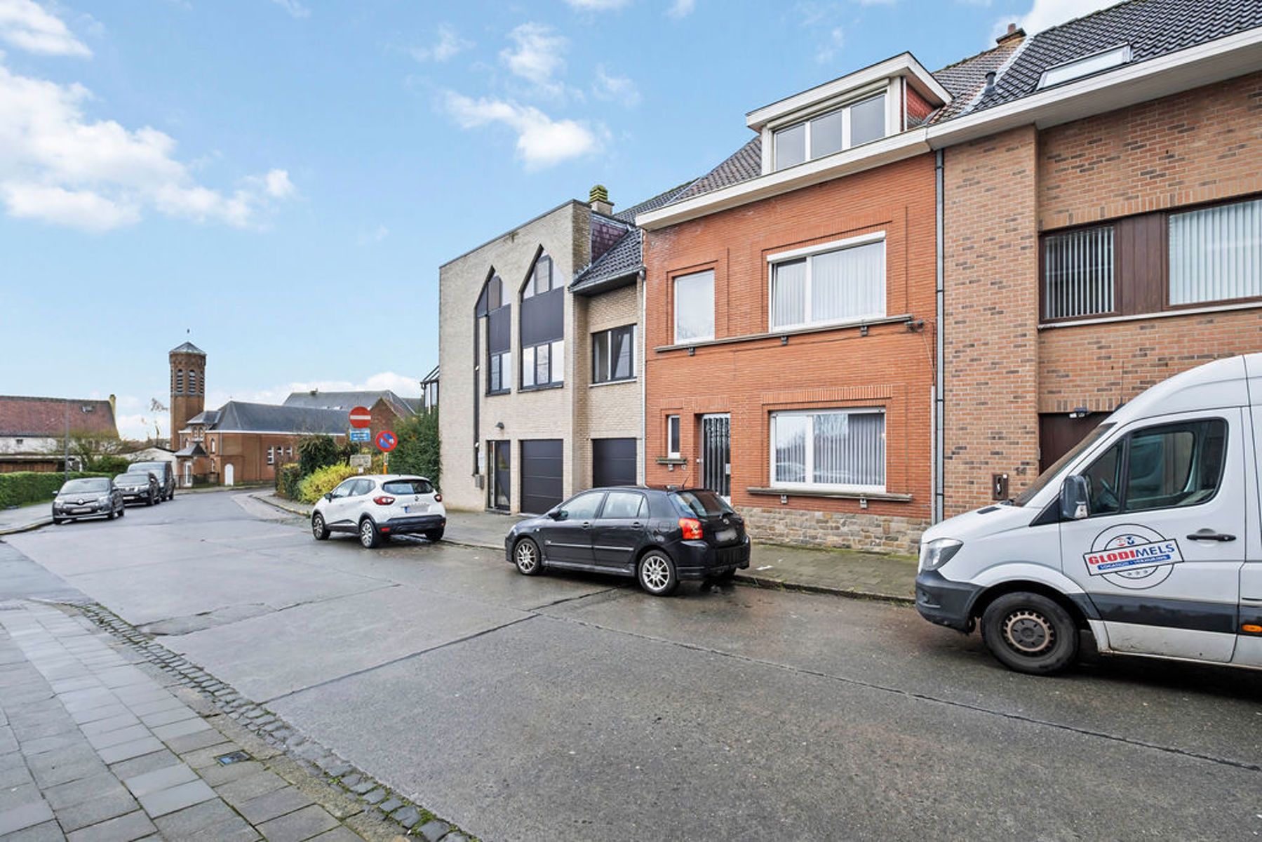 Ruime te renoveren woning met veel potentieel in Zellik foto 2