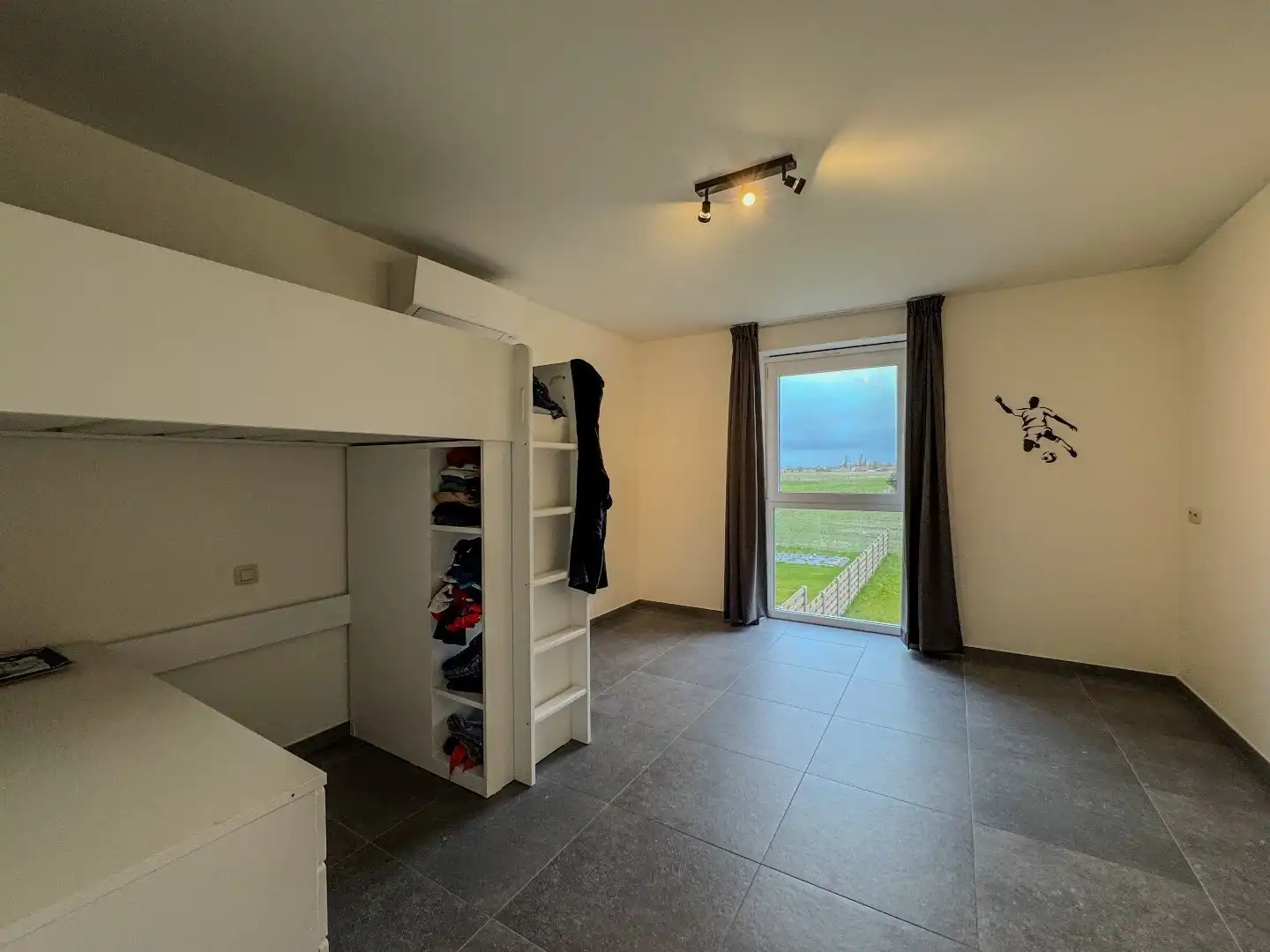 Prachtige nieuwbouwwoning met 3 slaapkamers, carport en tuin met tuinberging. foto 7