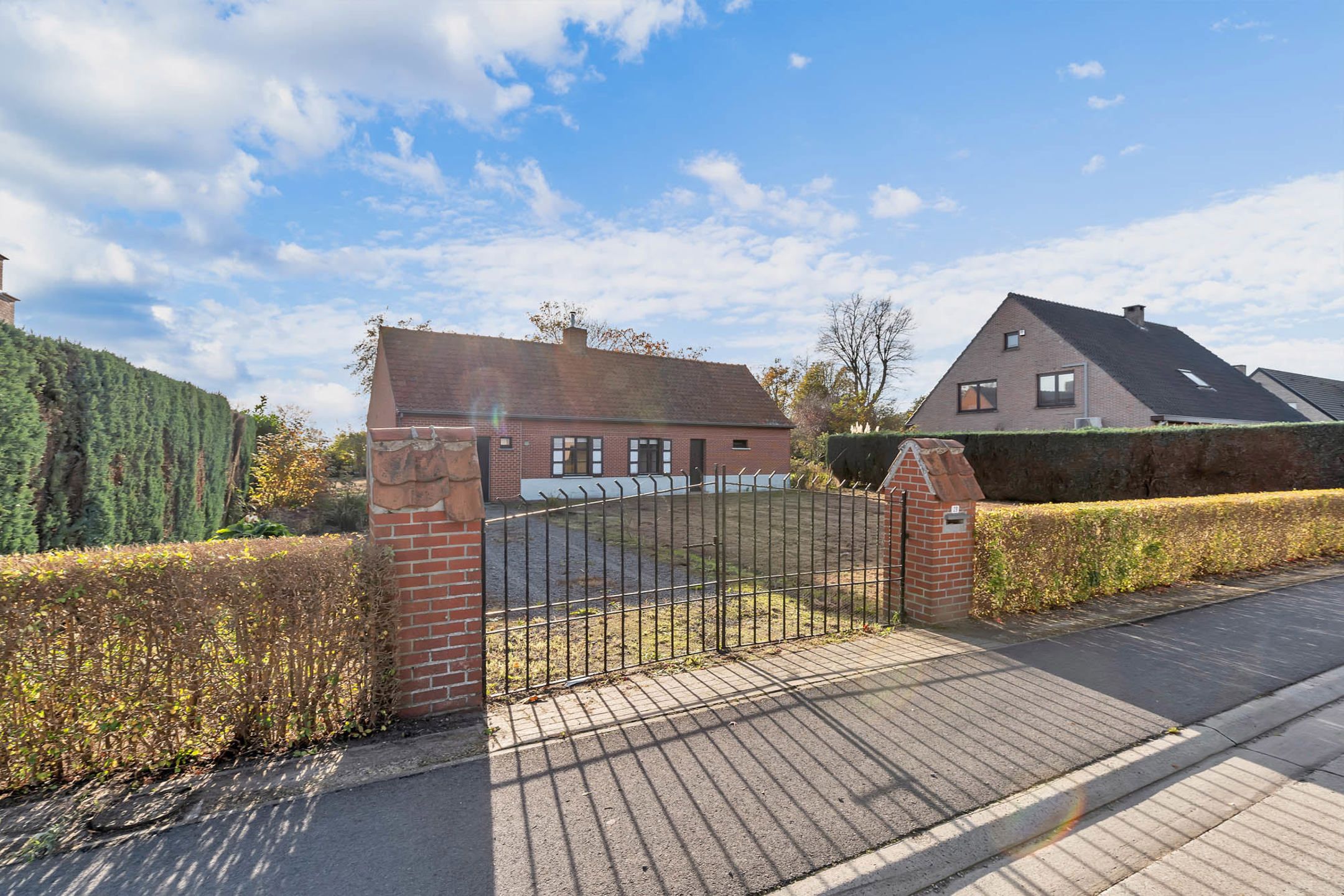 Hoofdfoto van de publicatie: Volledig te renoveren/af te breken woning met (ver)bouwmogelijkheden
