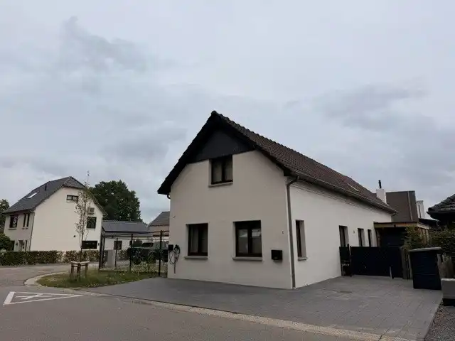 Verzorgde gezinswoning met 3 slaapkamers te huur in Neeroeteren foto {{pictureIndex}}
