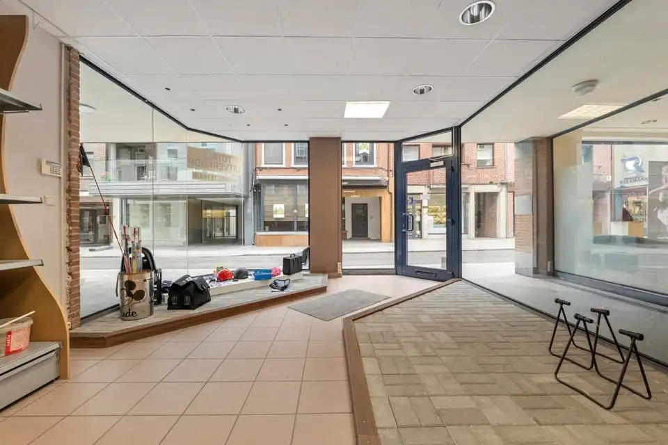 RUIM HANDELSPAND TE HUUR IN HET CENTRUM VAN SINT-TRUIDEN foto 5