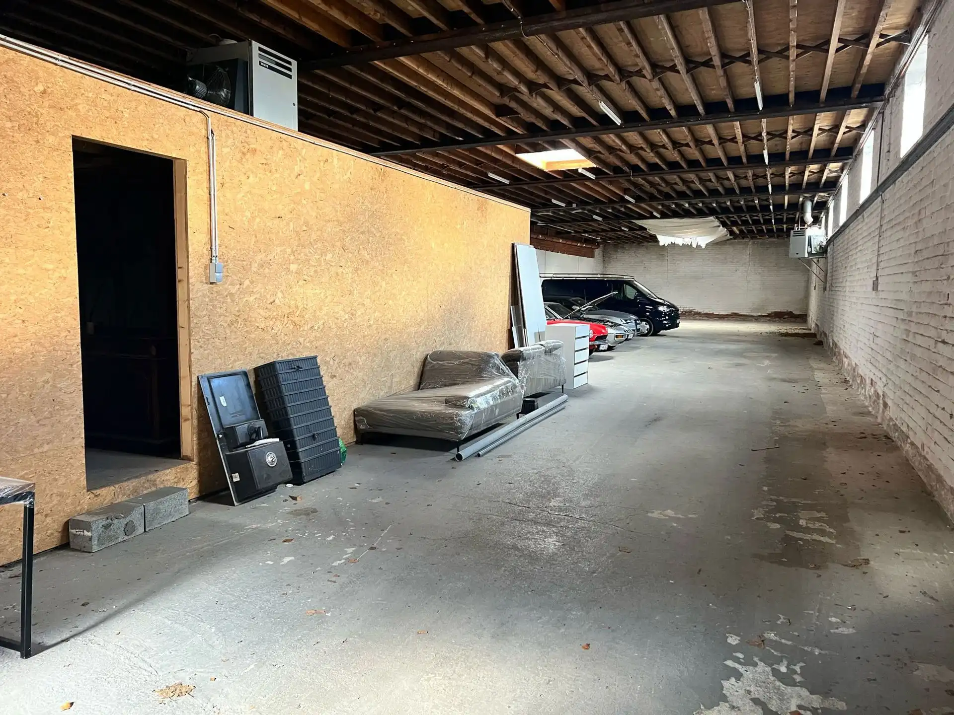 Te Koop Modern Kantoor met Aanliggend Magazijn. foto 8