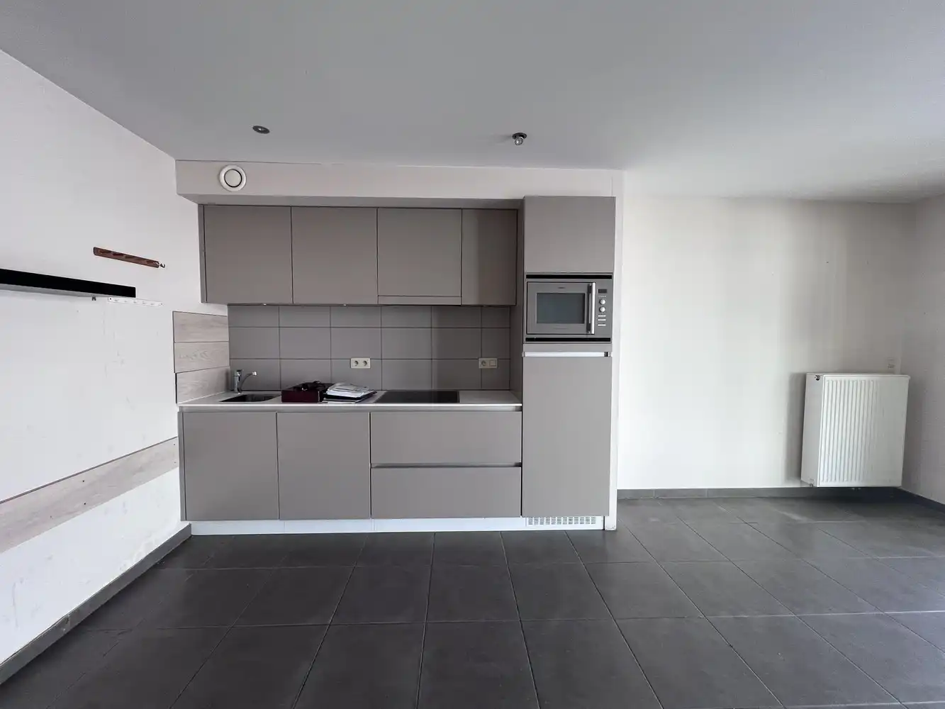 Lichtrijk appartement met 2 slaapkamers en terras op wandelafstand van zeedijk. foto 3