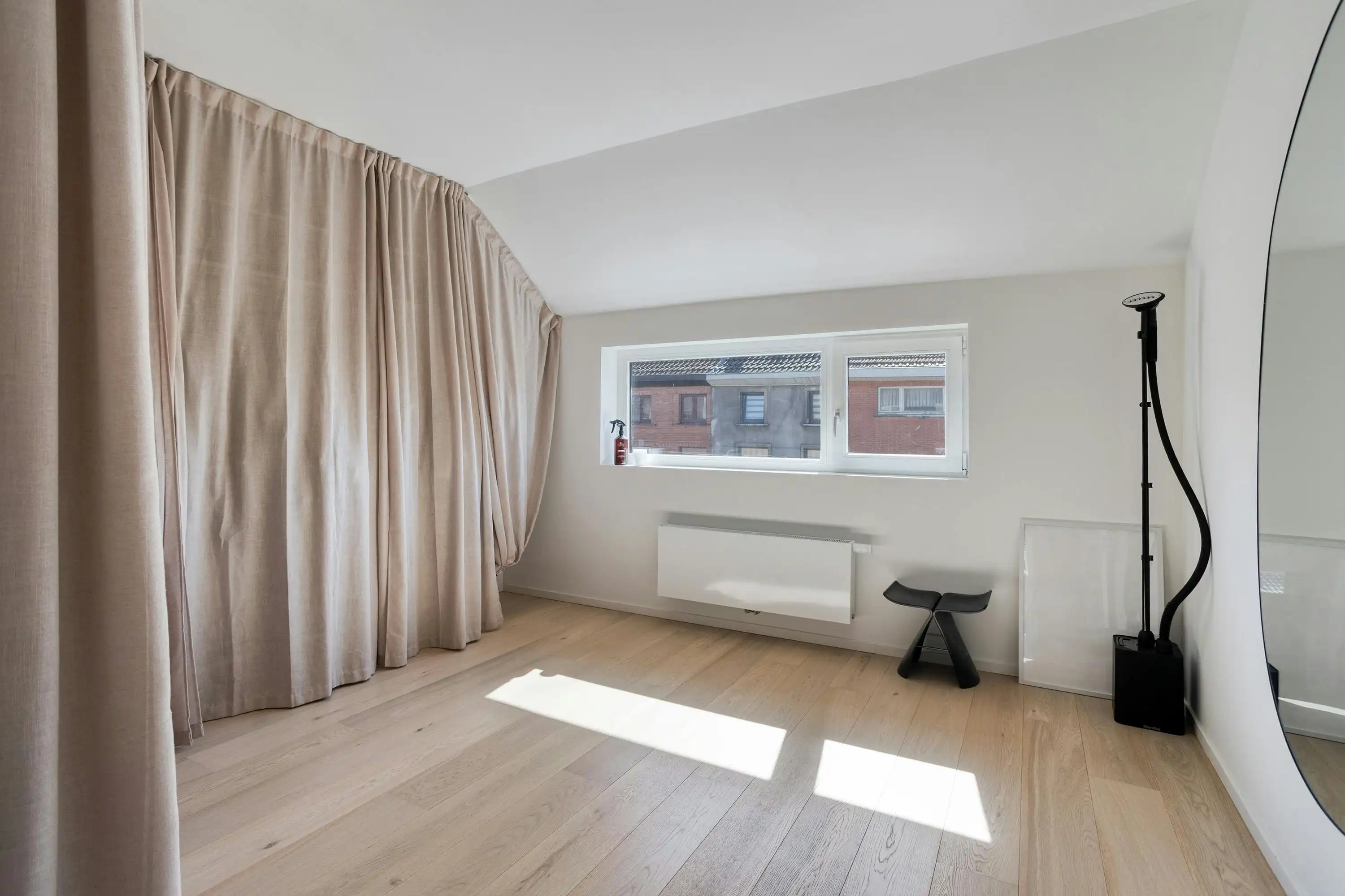 Architecturale stadswoning met minimalistische flair foto 14