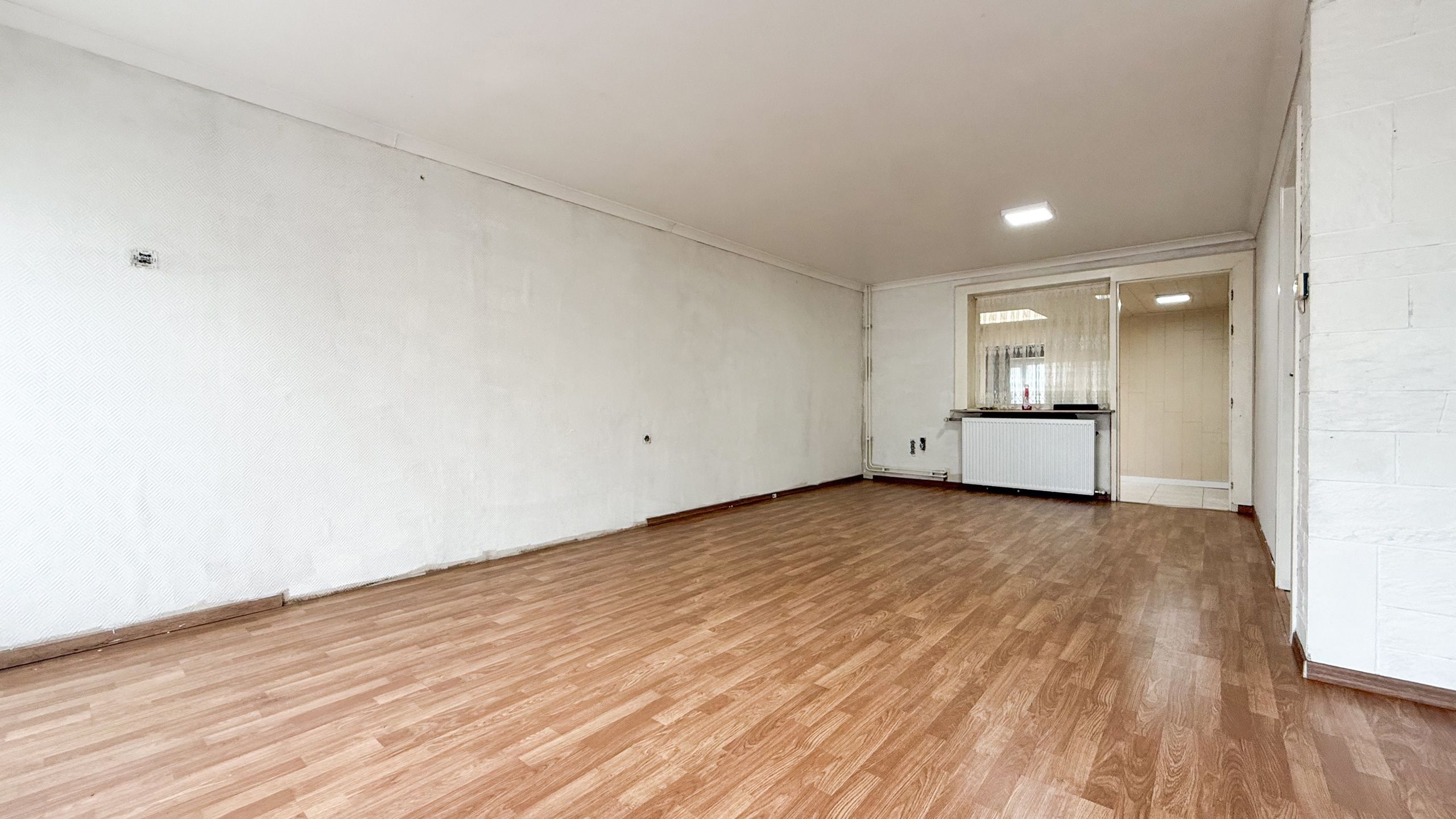 Ruime woning met dubbele garage en ZW gerichte tuin! foto 4