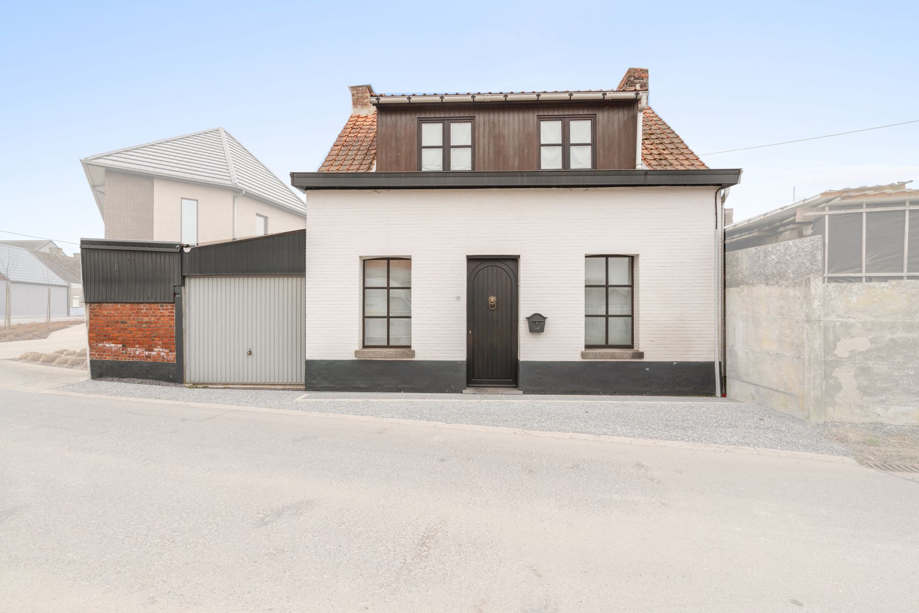 Hoofdfoto van de publicatie: Te renoveren woning met 3 slaapkamers en garage 