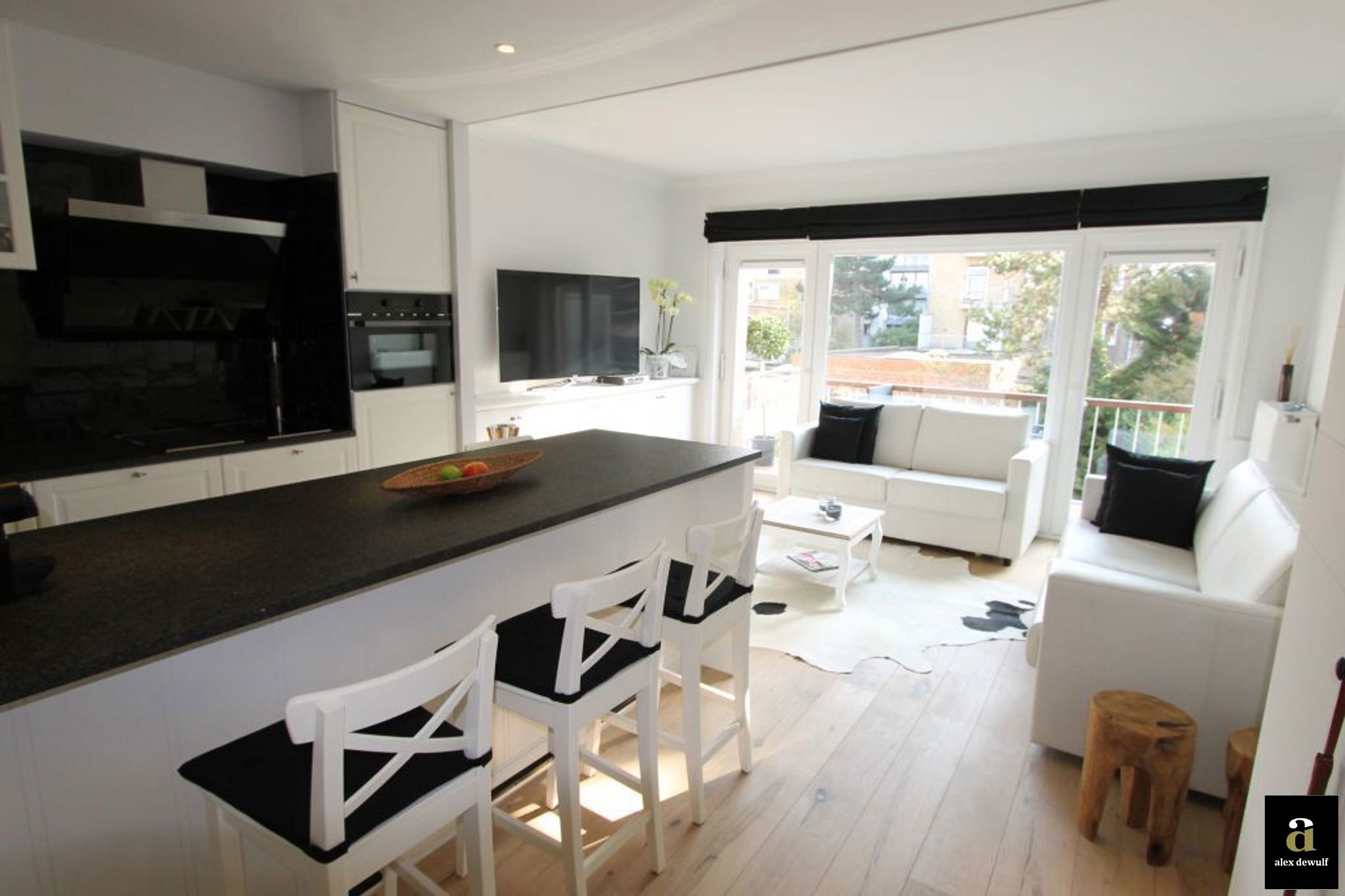 Moderne gemeubelde studio met terras vlakbij het strand foto 10