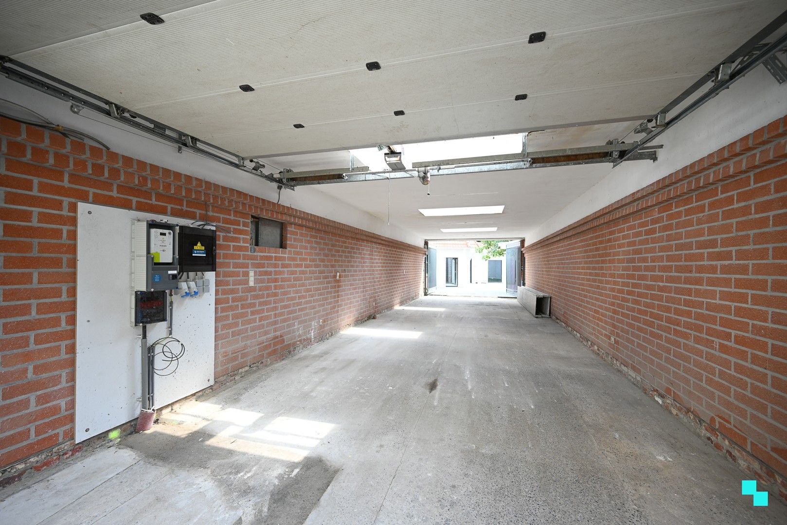 Toonzaal of bureelruimte met riante opslagruimte in hartje Kuurne op discrete ligging foto 4