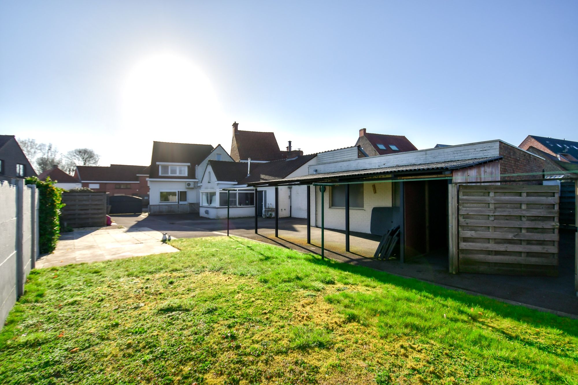 Ruim polyvalent handelspand met 4 slpk,  WINKELRUIMTE,  WONING en PARKING vooraan. foto 2