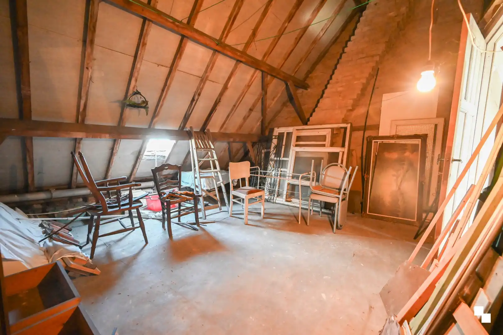 Te renoveren woning met dubbele garage in Oostrozebeke foto 20