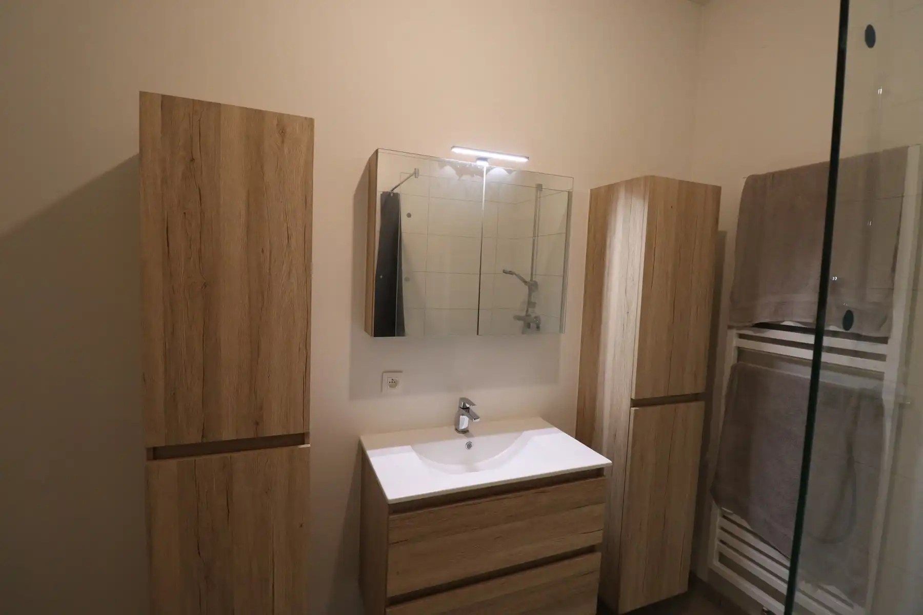 Gelijkvloers appartement met carport en gemeenschappelijke fietsenberging. foto 6