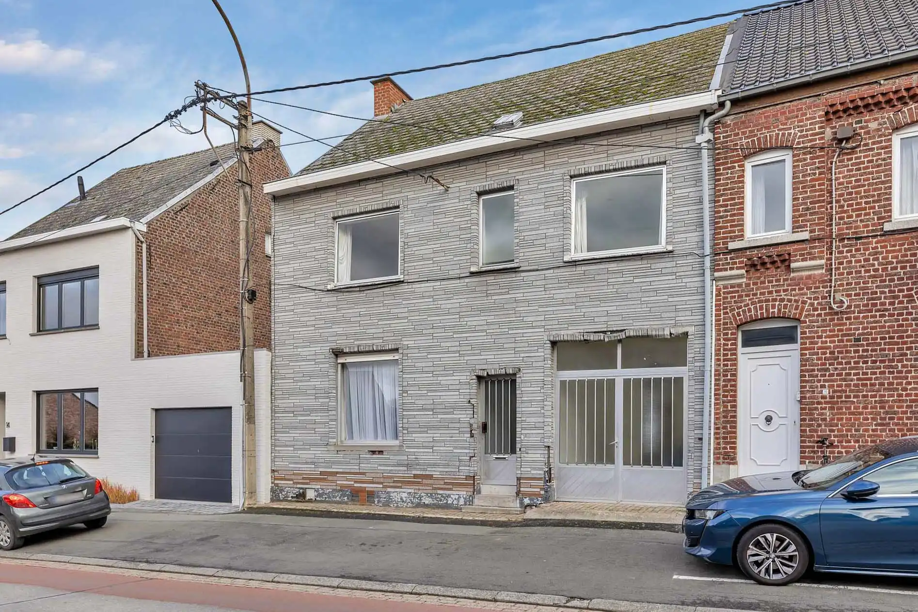 Te renoveren woning met garage en tuin foto {{pictureIndex}}