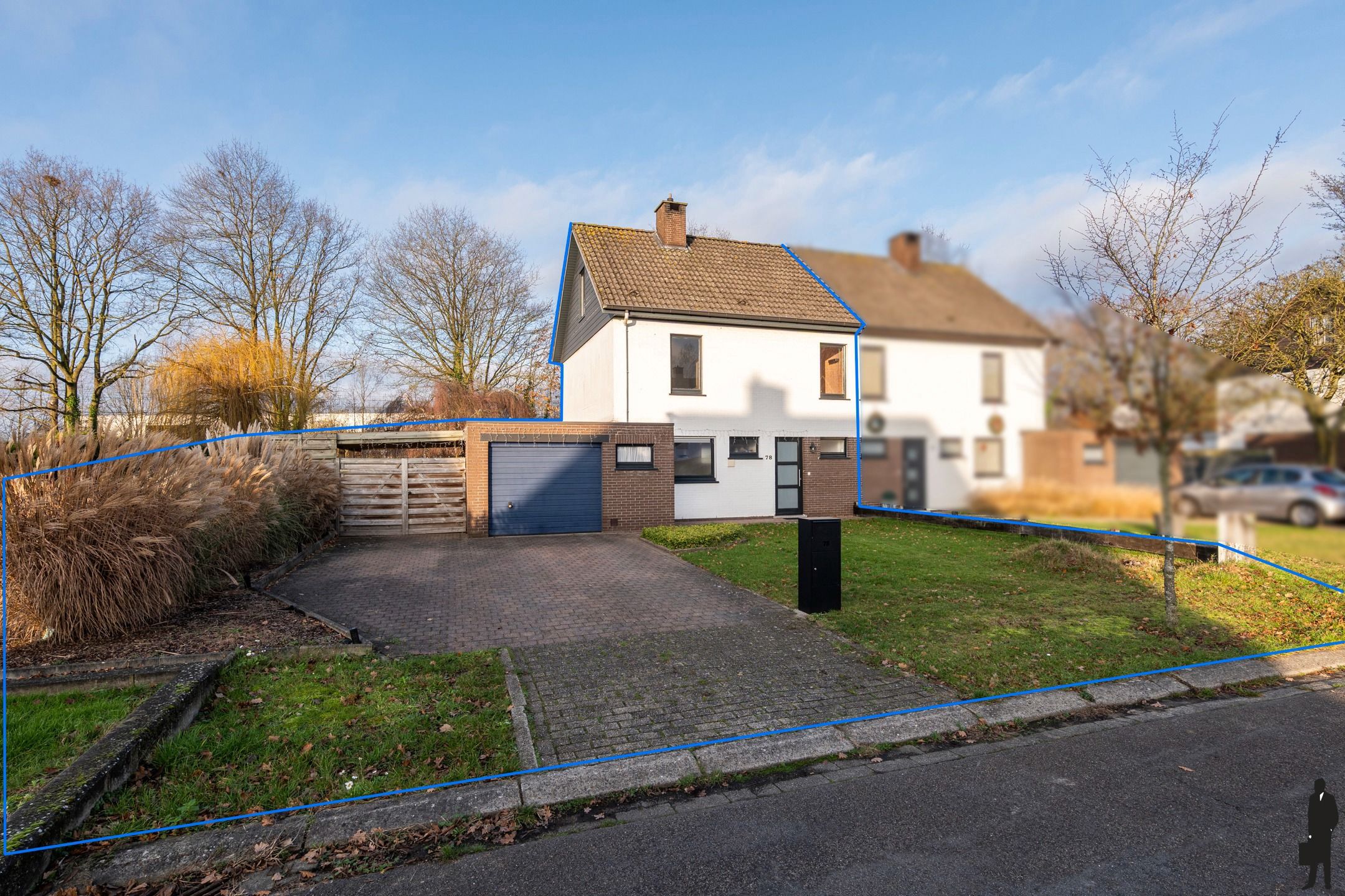 Gezinswoning met garage, tuin en 3 slaapkamers op 527 m² foto {{pictureIndex}}