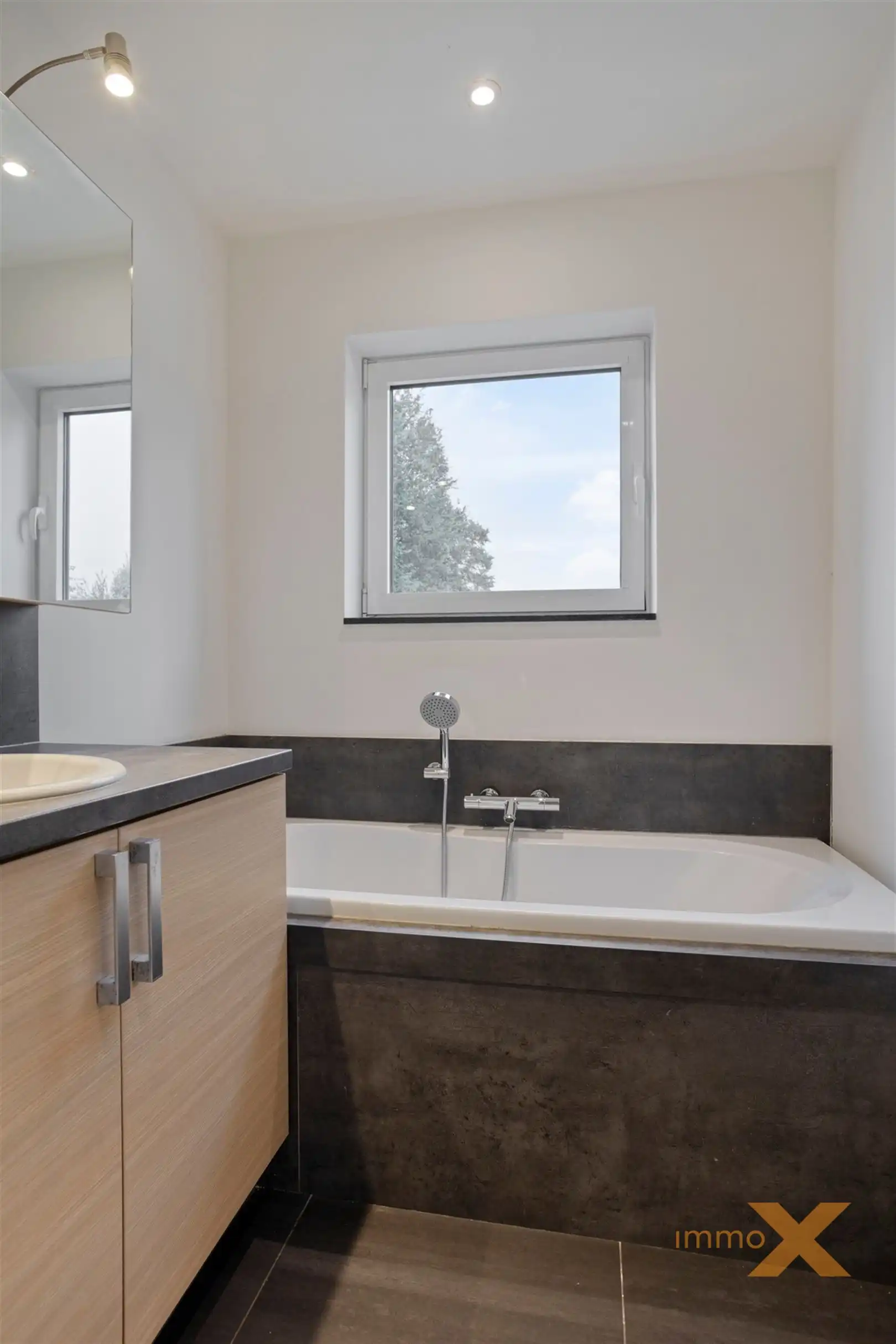 RECENTE INSTAPKLARE LICHTRIJKE RUIME WONING foto 19