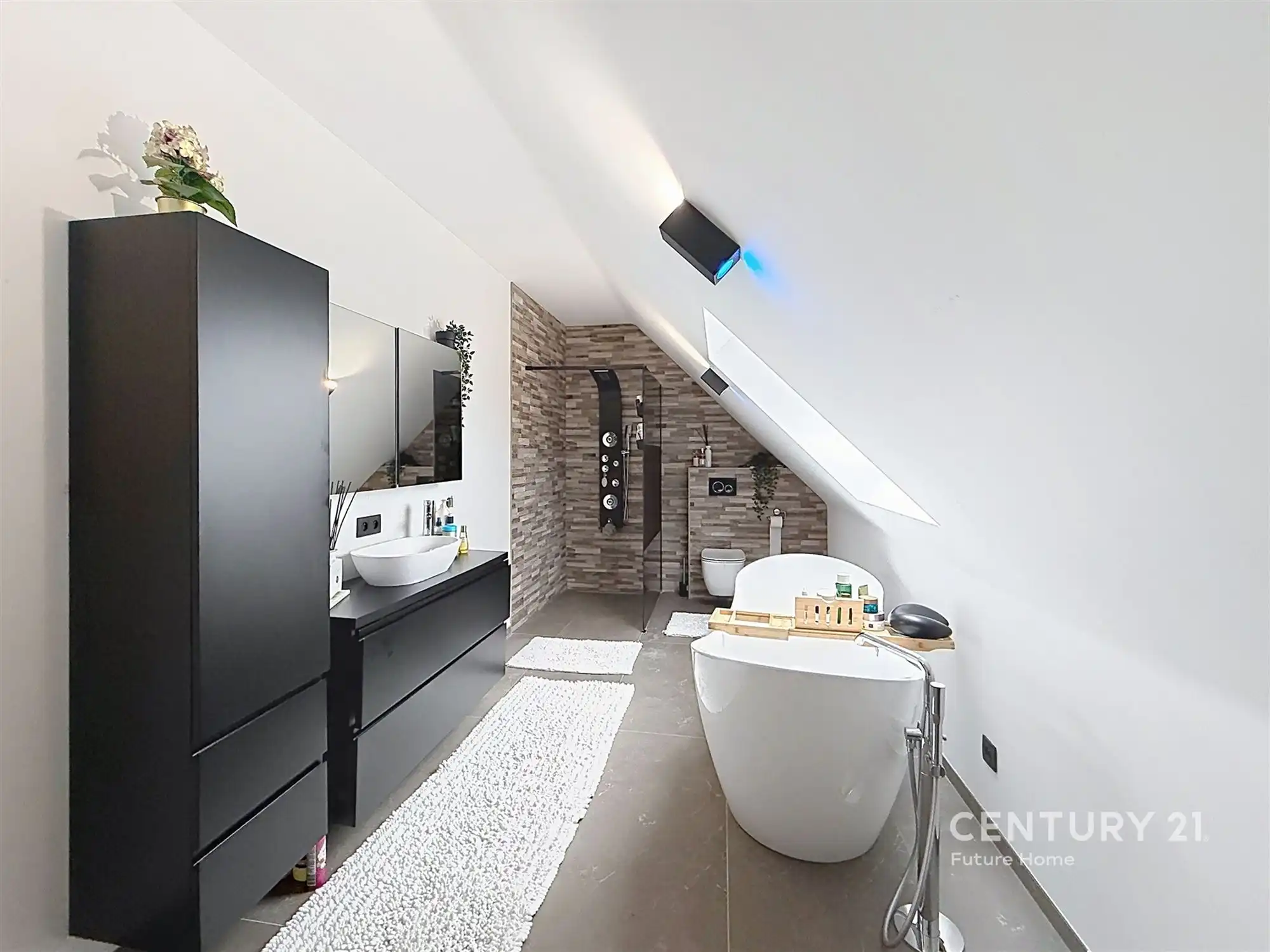 Ruime gezinswoning met 4 slaapkamers, 2 badkamers en tuin foto 23