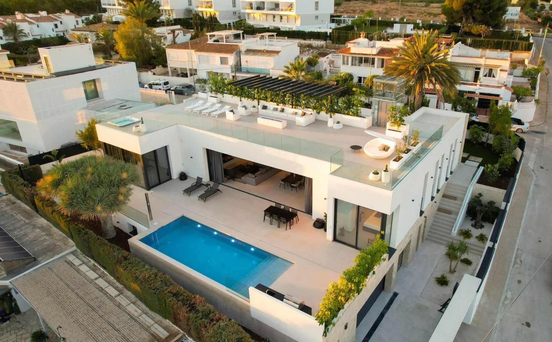 Luxe villa met geweldig zicht en op wandelafstand van de zee: jouw paradijs aan de Costa Blanca foto {{pictureIndex}}