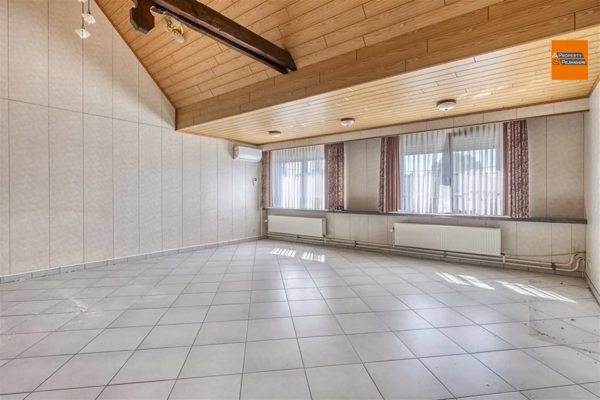 Ruime woning met potentieel in een rustige en groene omgeving foto 3