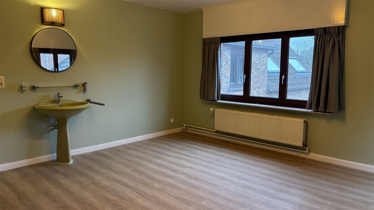 Zéér ruim gelijklvloers/duplexappartement foto 19