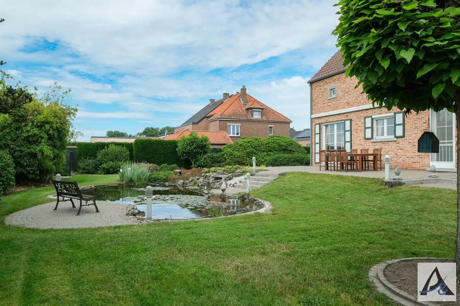 Exclusieve villa met ruime loods in hartje Munsterbilzen foto 9