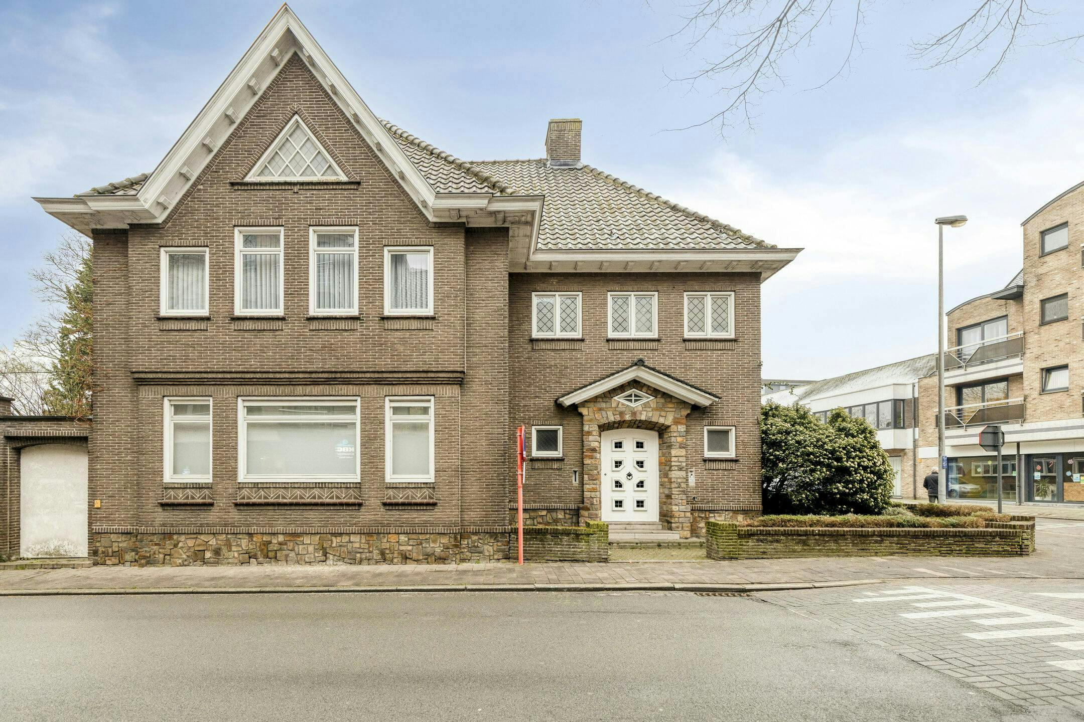 Riante villa met praktijkruimte foto 2