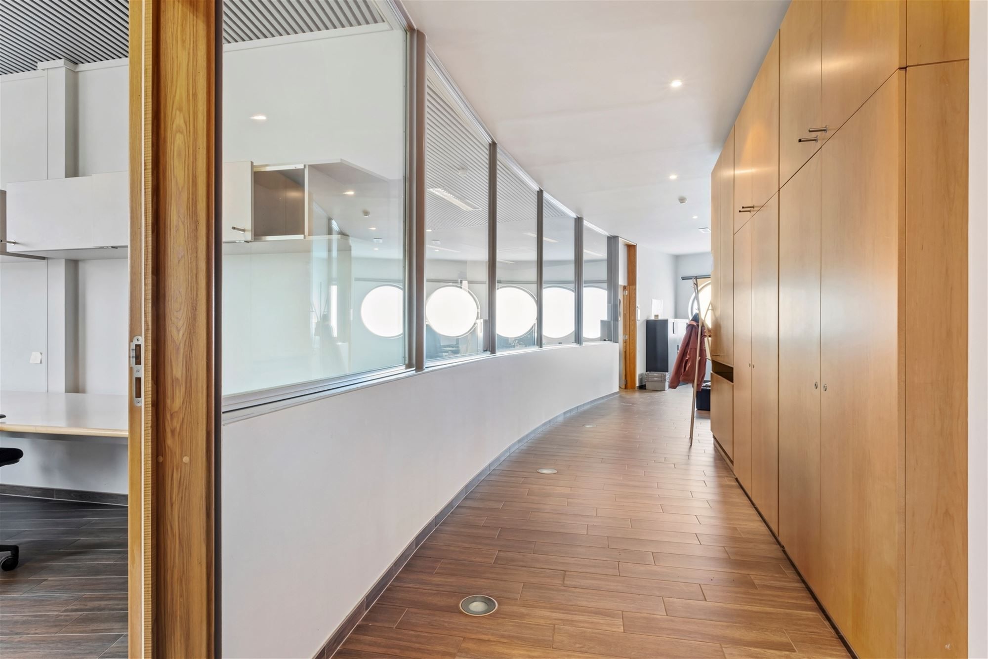 Instapklaar kantorencomplex op toplocatie ten zuiden van Gent foto 34