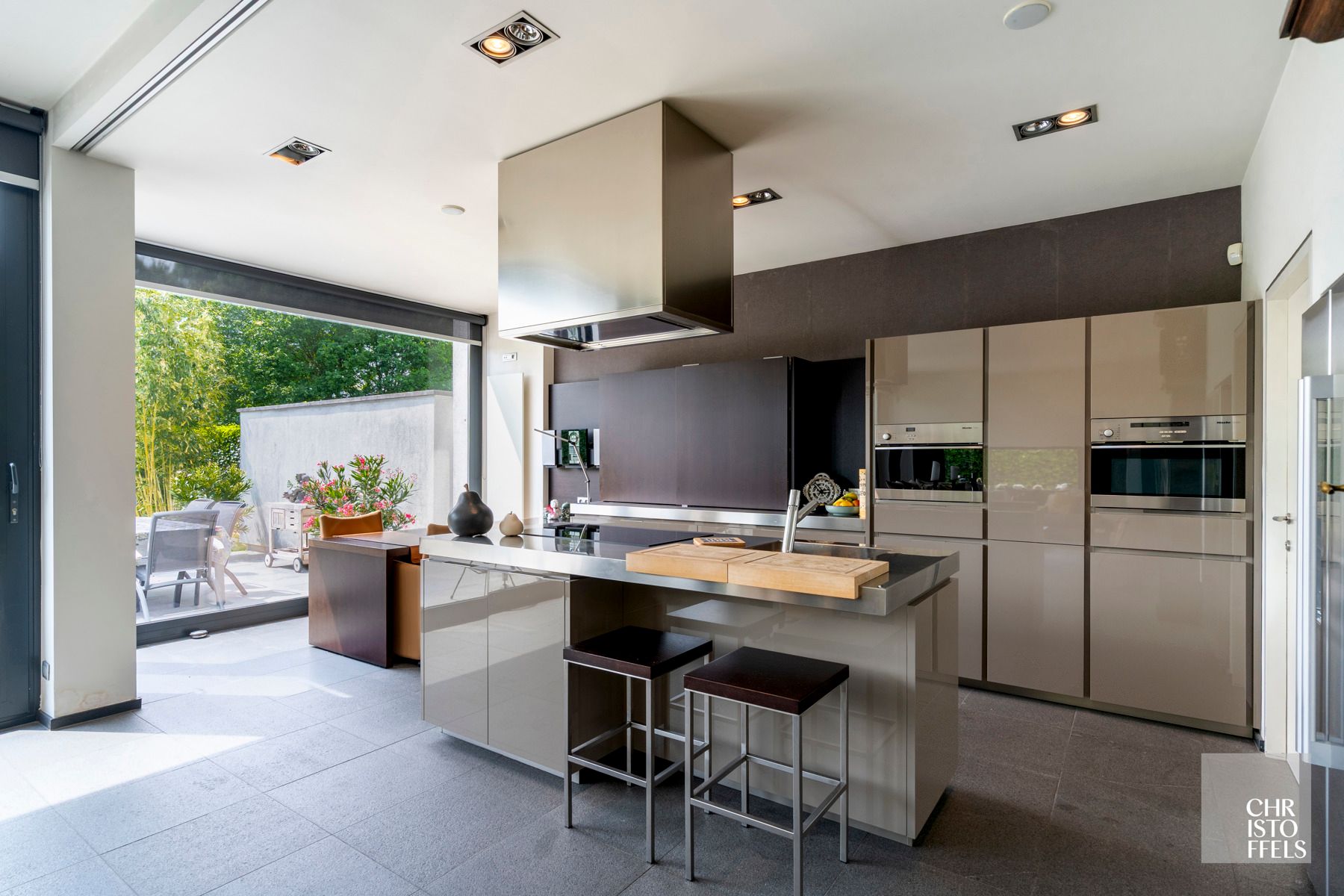 Ruime stijlvolle moderne villa (547m²) op zuid gericht grondperceel van 2.531m² foto 4