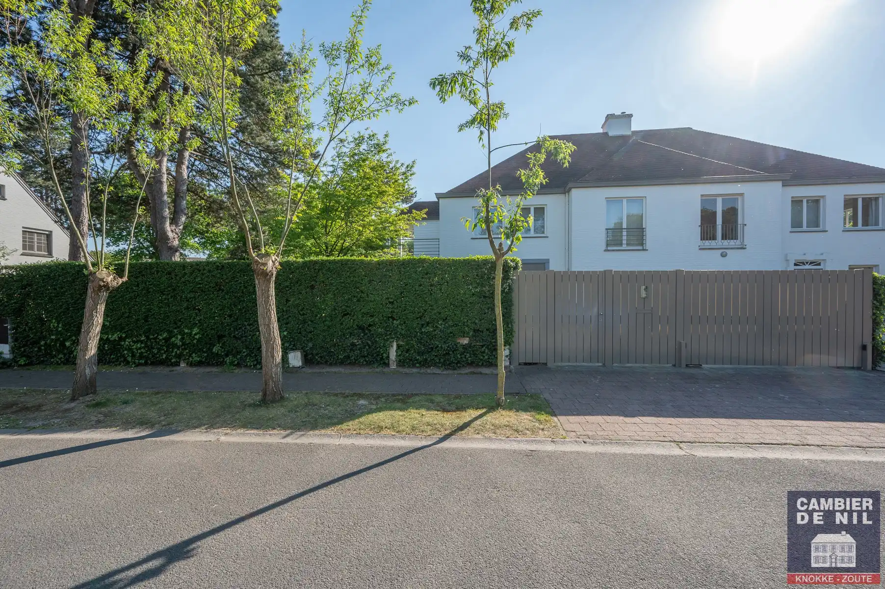 Ruime, gemeubelde koppelvilla aan de Royal Zoute Tennisclub. foto 35