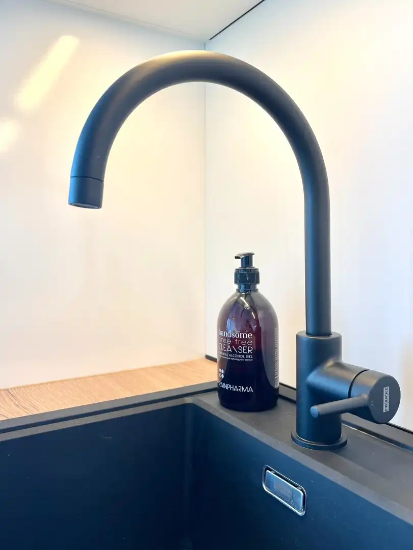 Gerenoveerde studio met slaaphoek op de Zeedijk foto 9