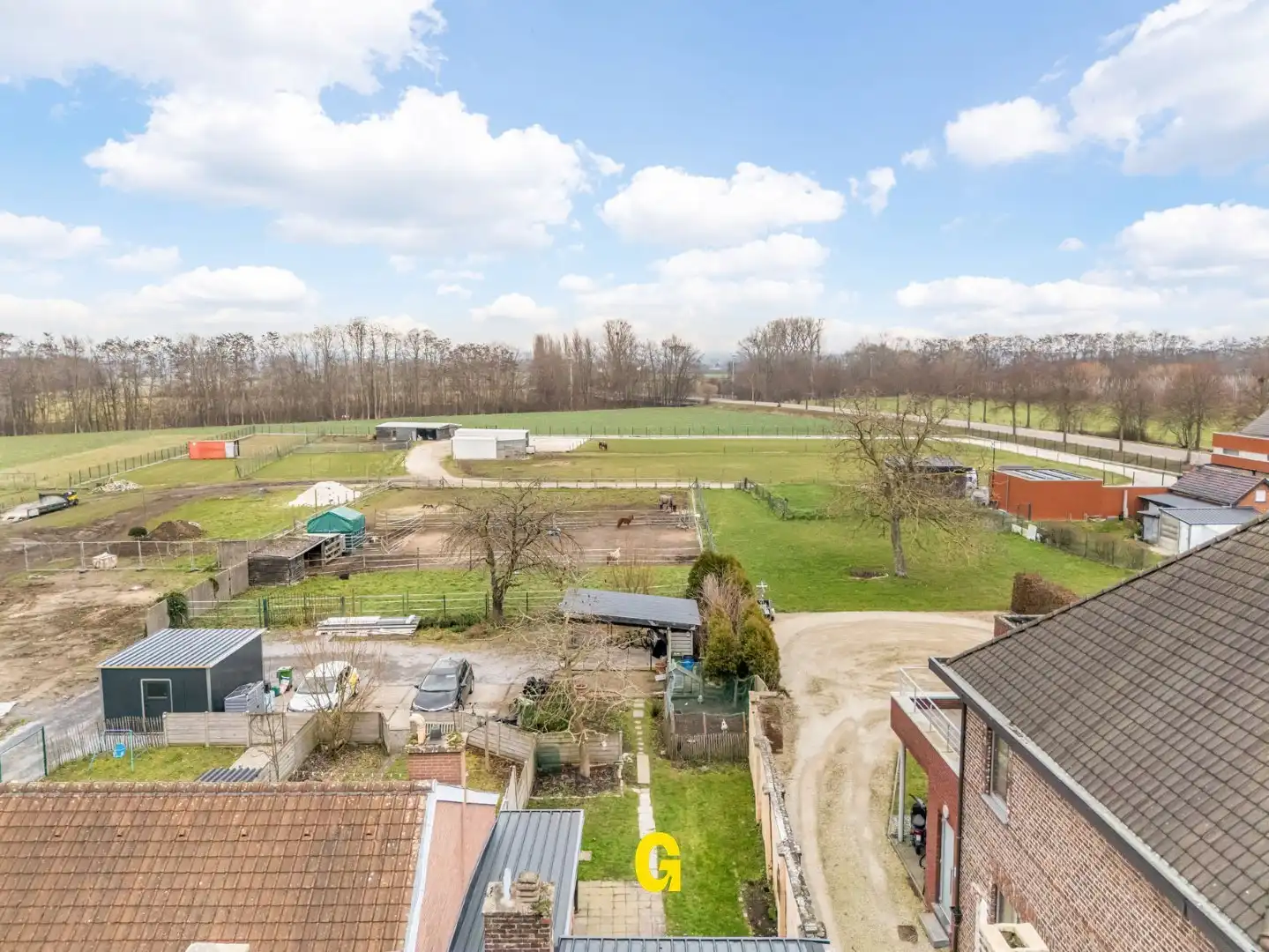 Leuke rijwoning met karakter, 3 slaapkamers, uitbreidingsmogelijkheden op zolder en gezellig tuintje met carport bereikbaar langs achter. foto 2