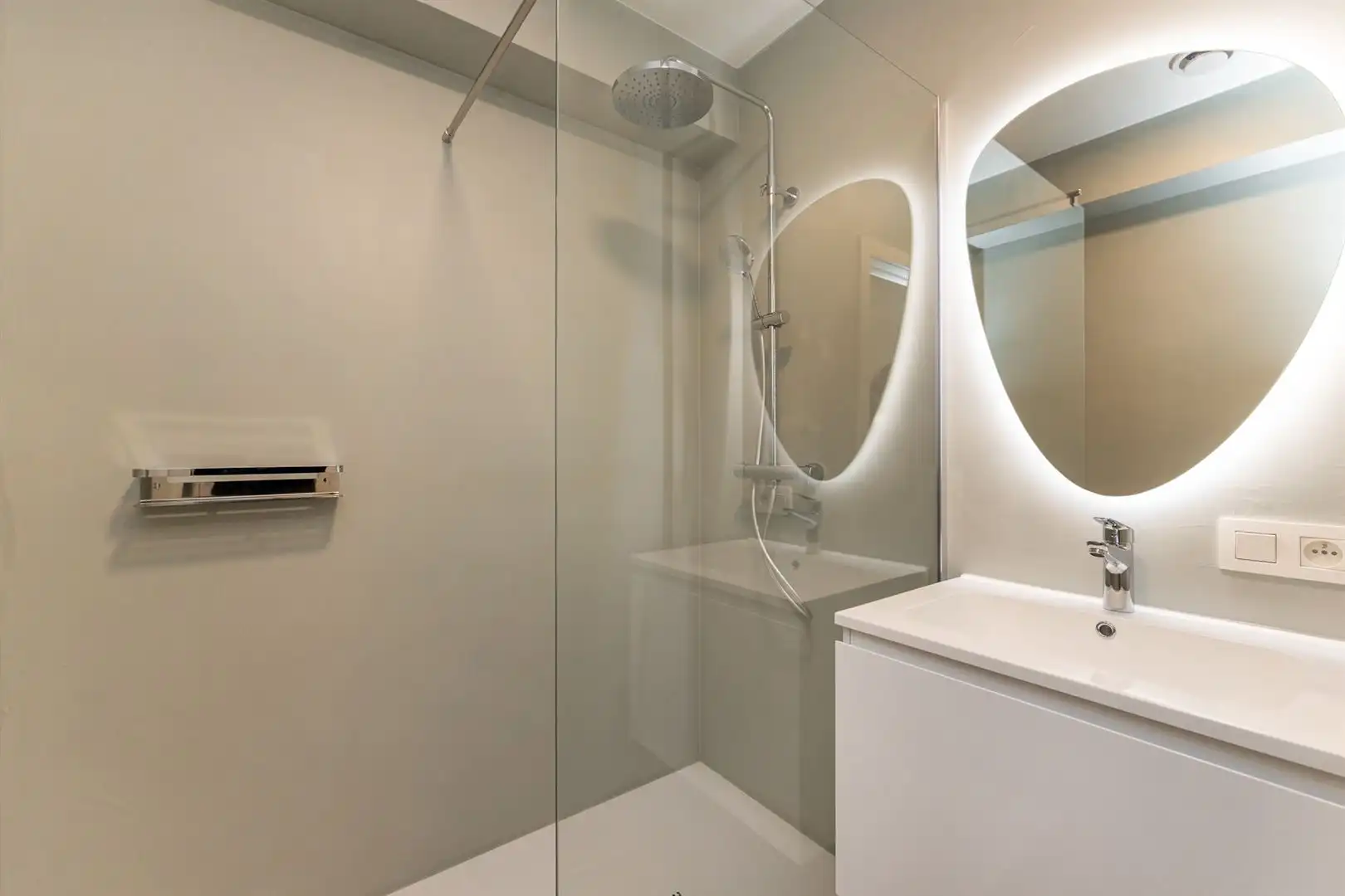 Gerenoveerd en instapklaar appartement met 2 slaapkamers foto 11