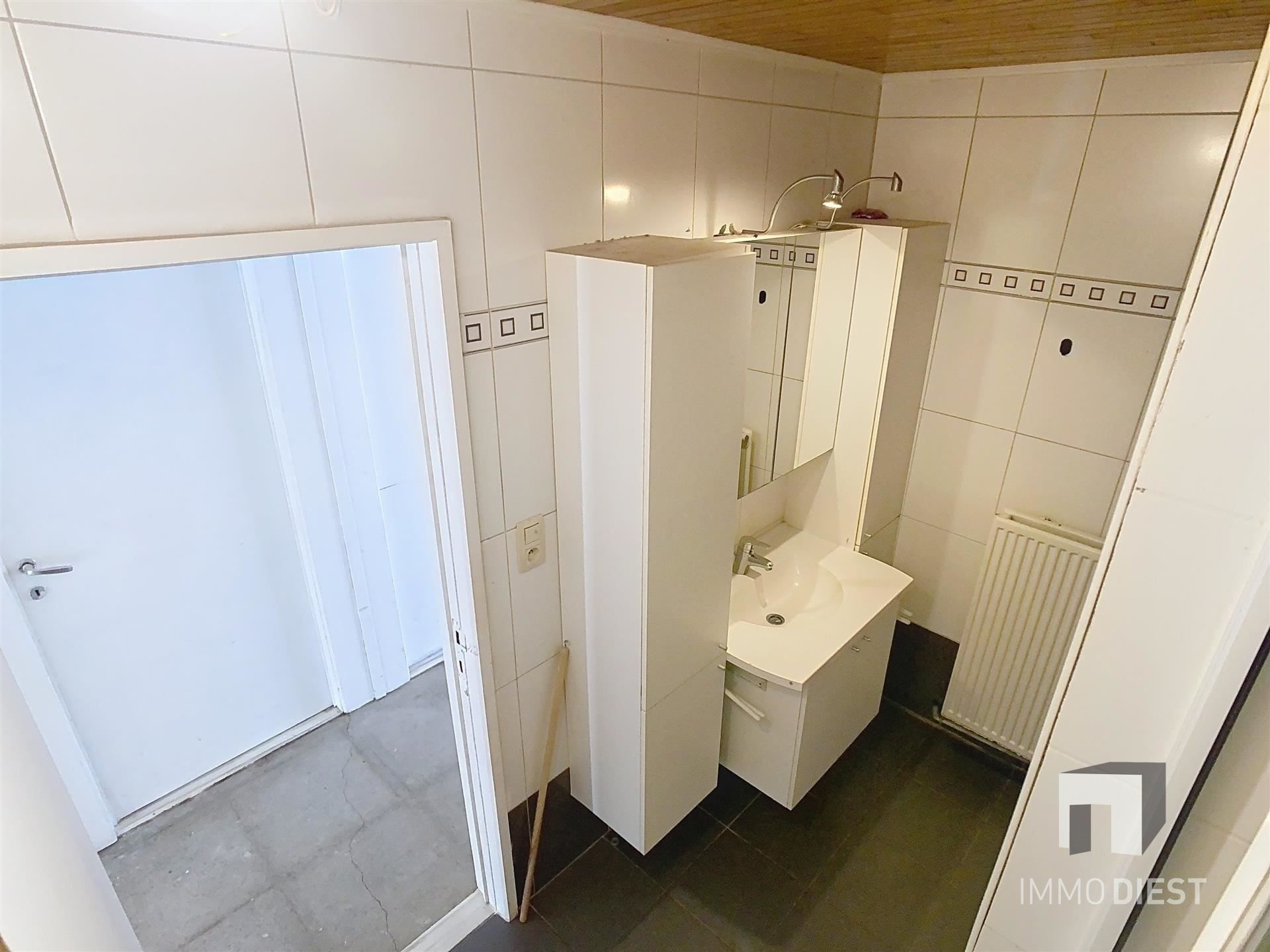 Commercieel handelshuis met appartement, veelzijdige opportuniteit in Okselaar! foto 9