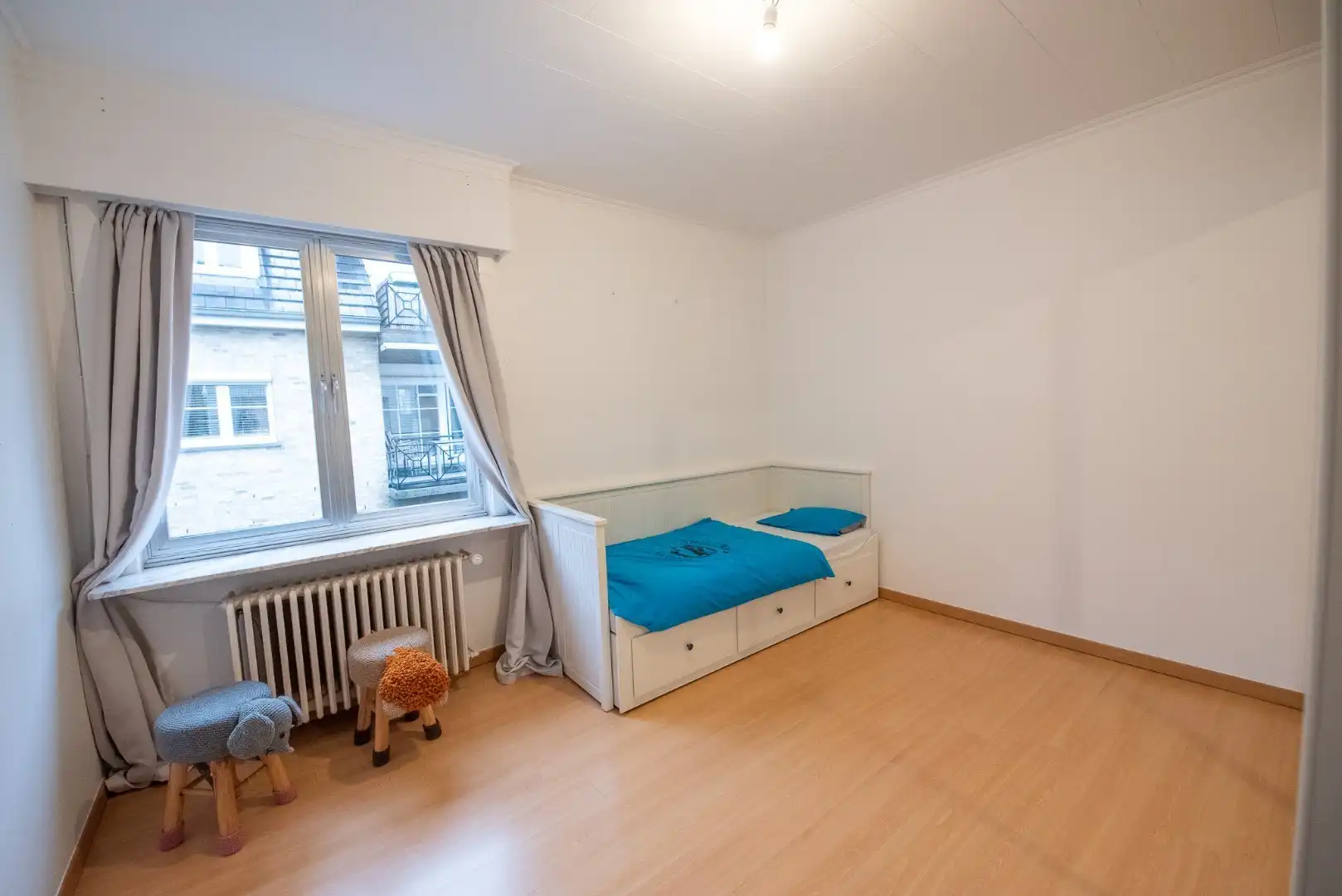 Instapklare hoekwoning met 2 garages 'TE KOOP' te Oeselgem. foto 18