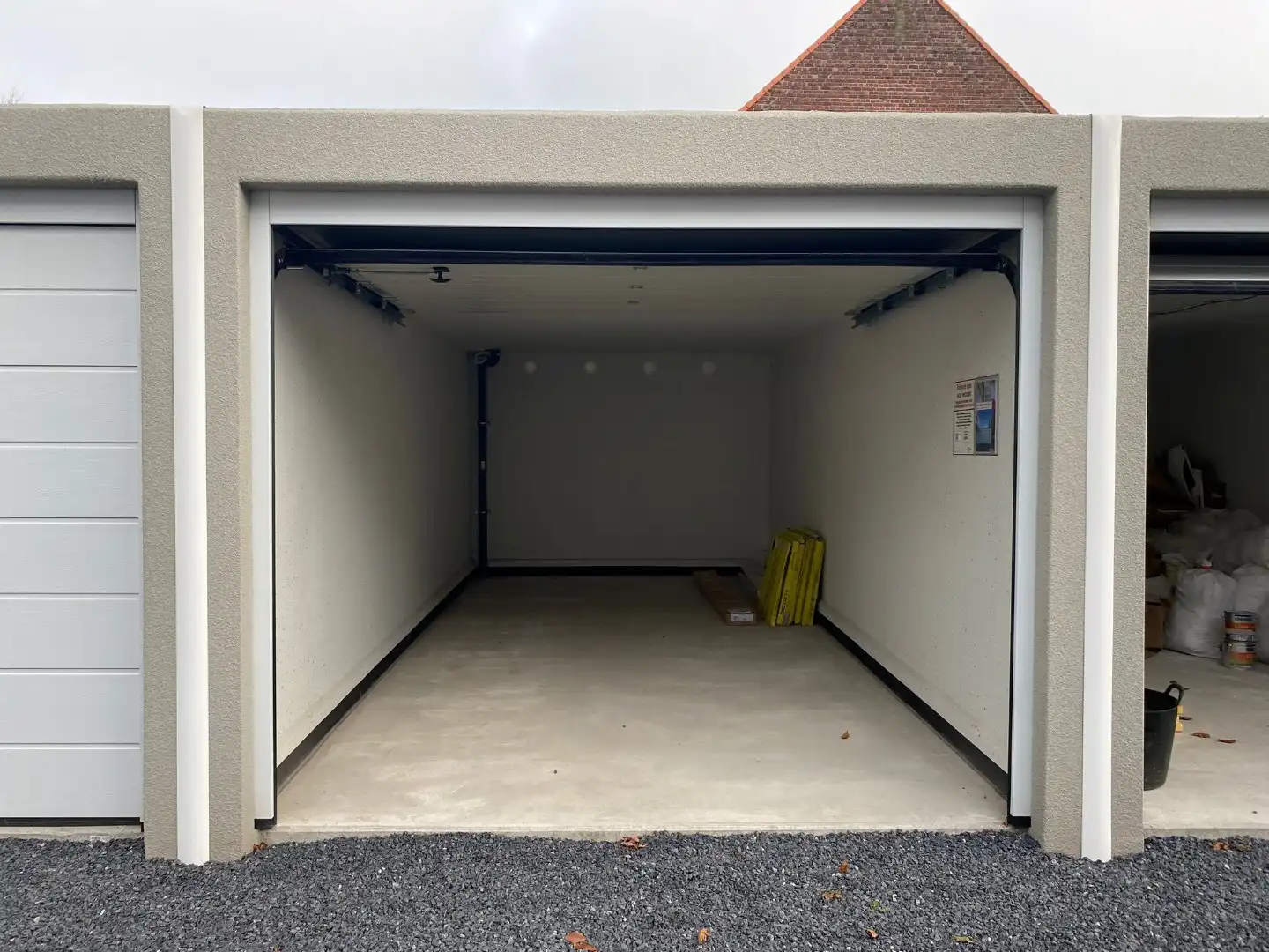 GARAGE GELEGEN IN DE DORPSKERN MEULEBEKE foto 4
