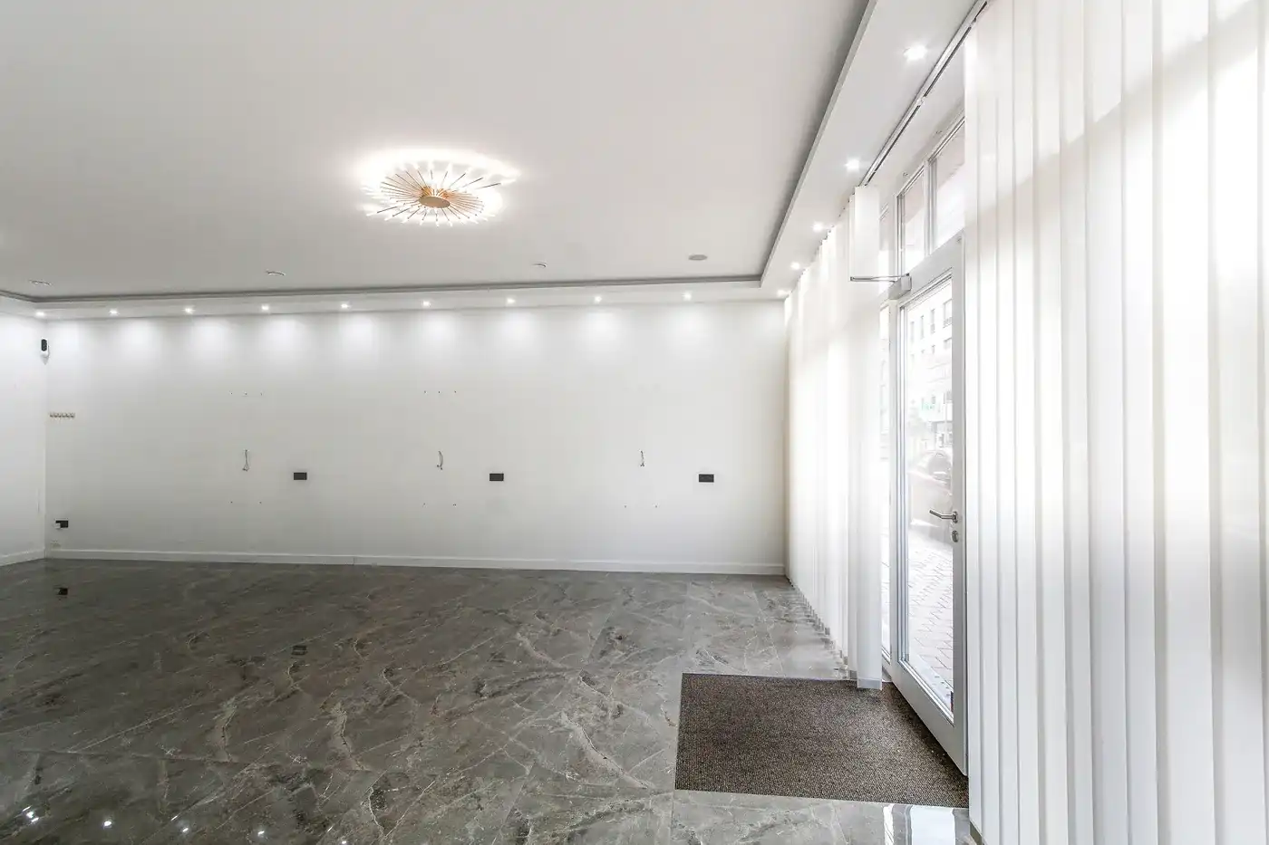 TE HUUR: handelspand met uitzonderlijke afwerking op een toplocatie nabij de Lippenslaan foto 3