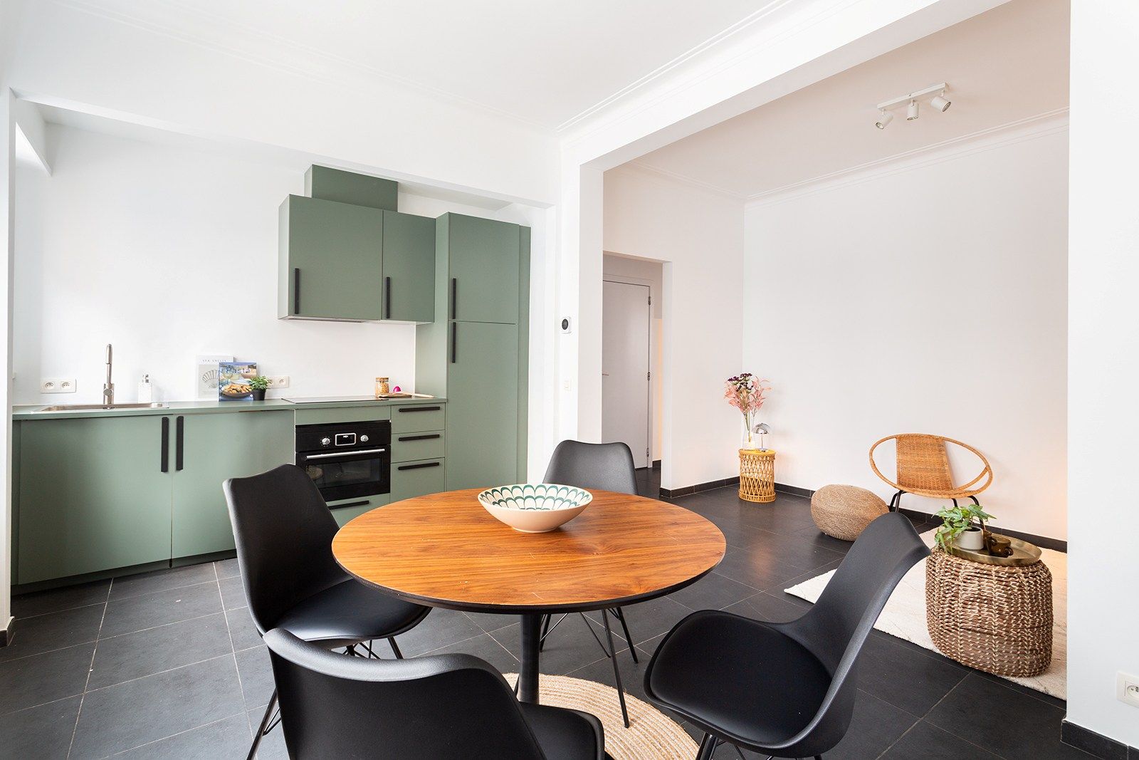  Ideaal starters- of investeringsappartement in de gegeerde wijk Zurenborg foto {{pictureIndex}}