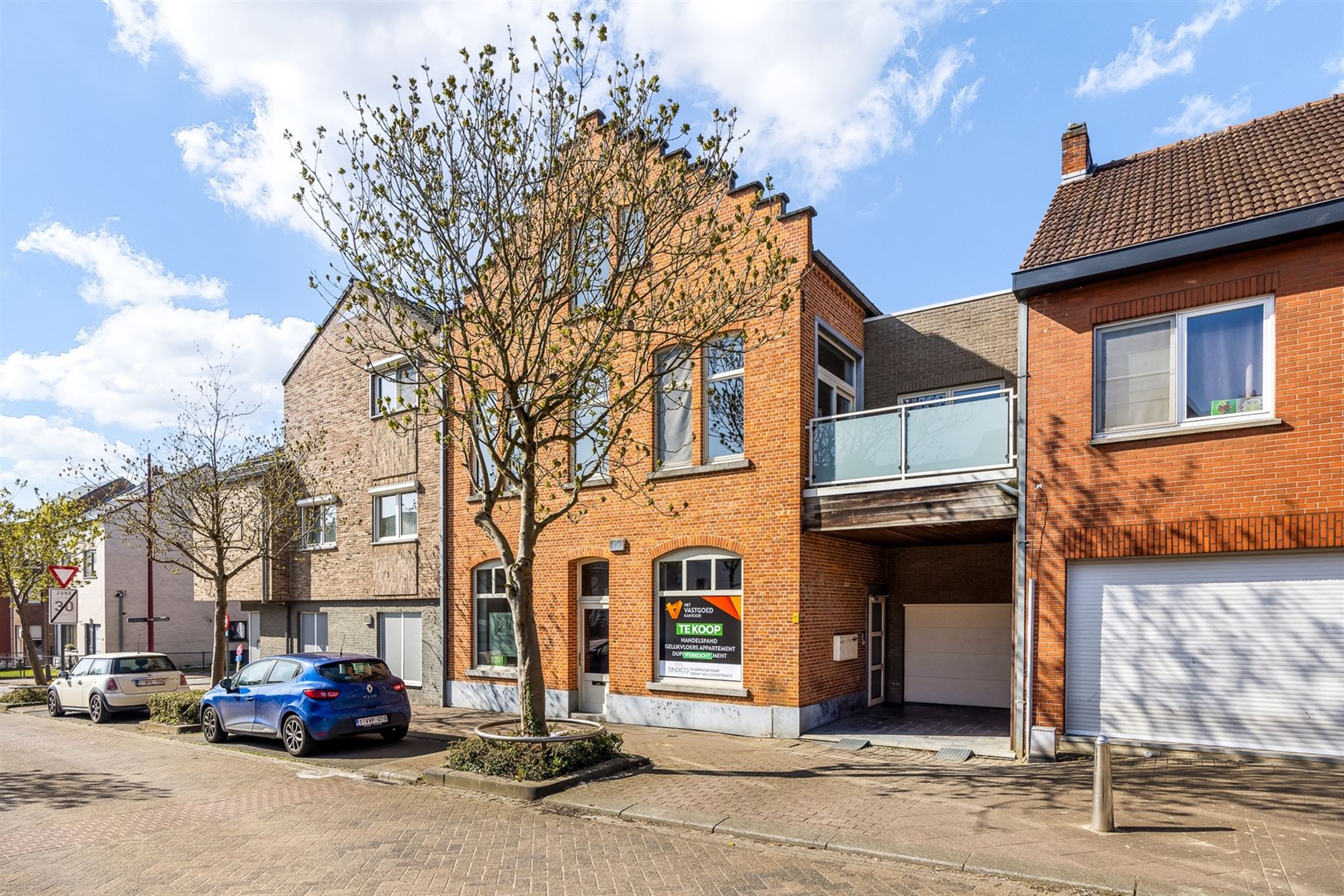 VOLLEDIG INSTAPKLAAR GELIJKVLOERS APPARTEMENT (145M²) MET 2 SLAAPKAMERS, INPANDIGE GARAGE EN TUIN/KOER TE BERINGEN-CENTRUM foto 2