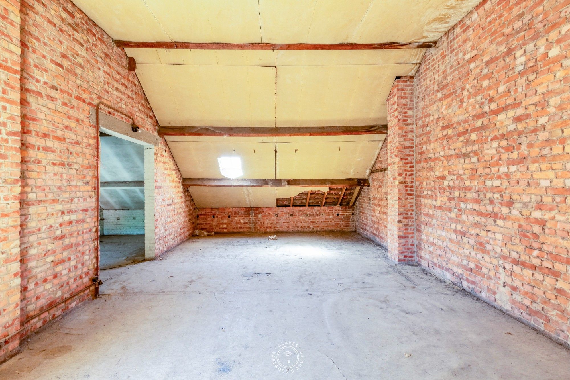 Enorm ruim handelshuis met magazijn op een groot perceel en garages achteraan. foto 23