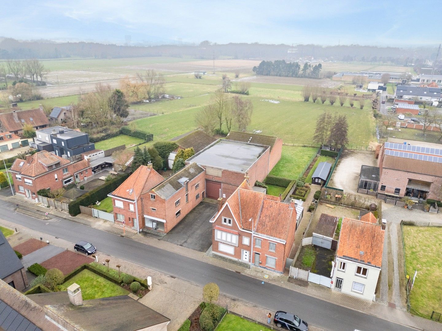 Ruime opslagplaats met voorliggende parkeerplaats te Izegem, Bosmolens foto {{pictureIndex}}