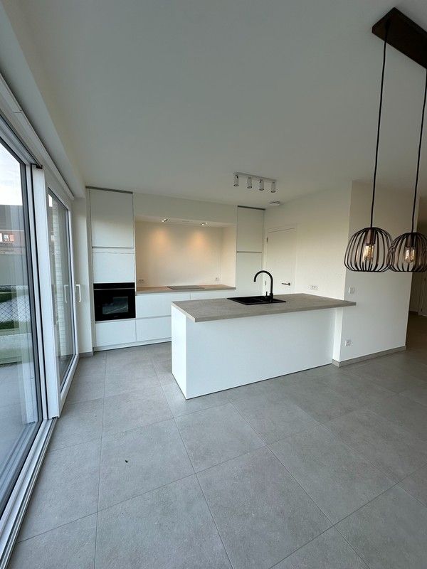 Volledig afgewerkte halfopen nieuwbouwwoning foto 3