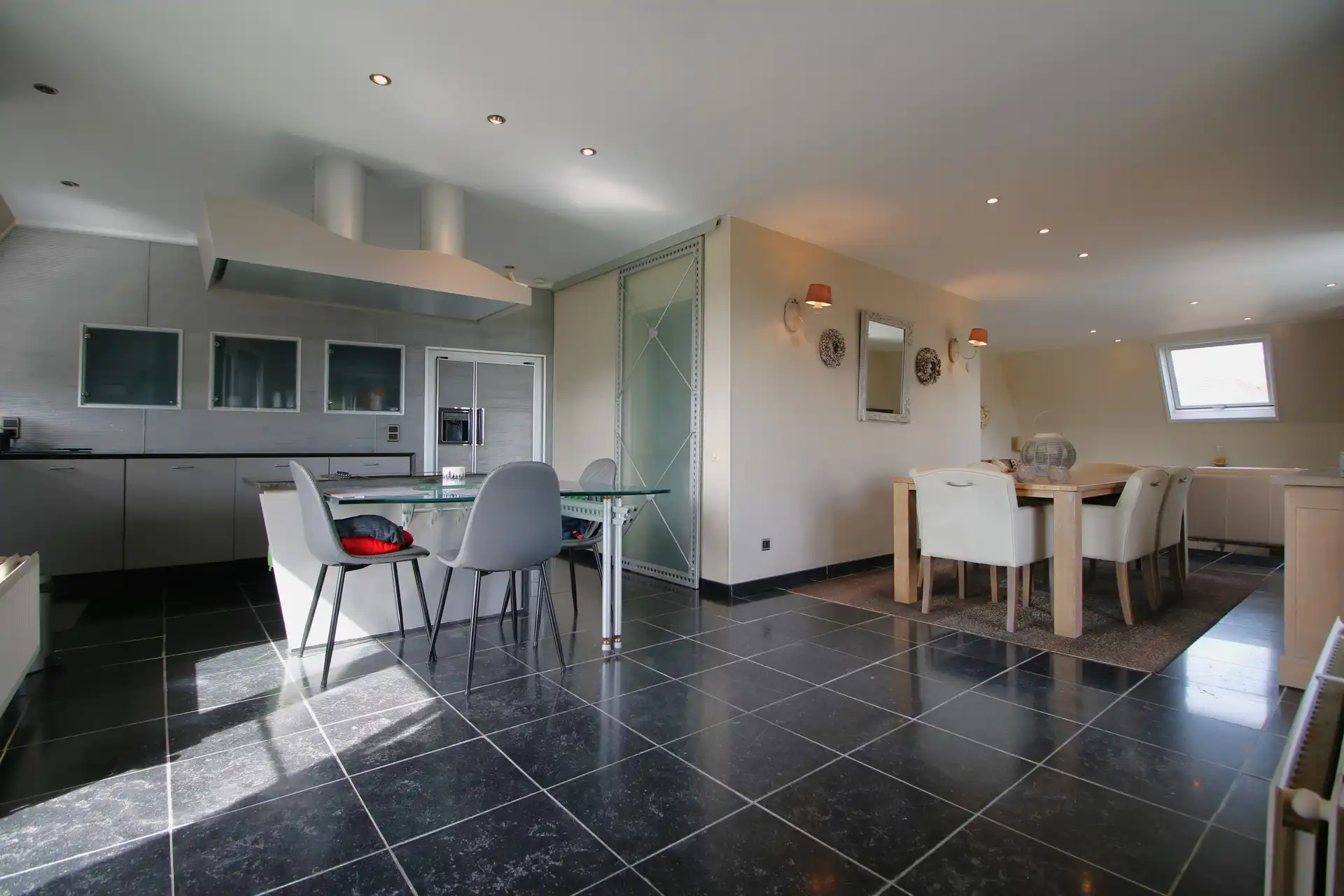 Ruim appartement op 3de verdieping met 2 garages foto 6