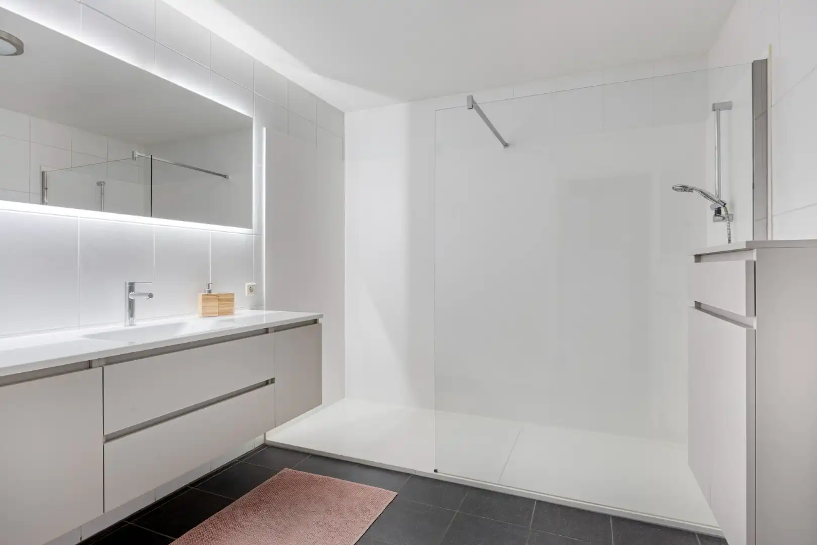 Gelijkvloers appartement met 2 slpk, 2 parkings en 2 kelderbergingen. foto 20
