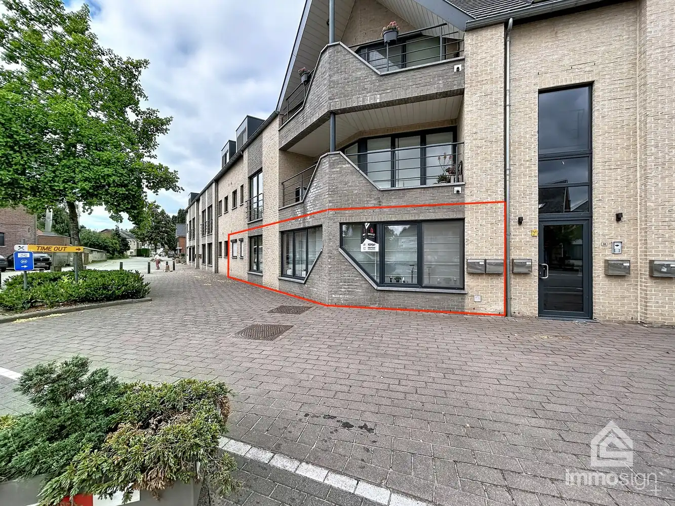 Instapklaar ruim gelijkvloers appartement met gezellige stadstuin en autostaanplaats in hartje Hamont-Achel! foto {{pictureIndex}}