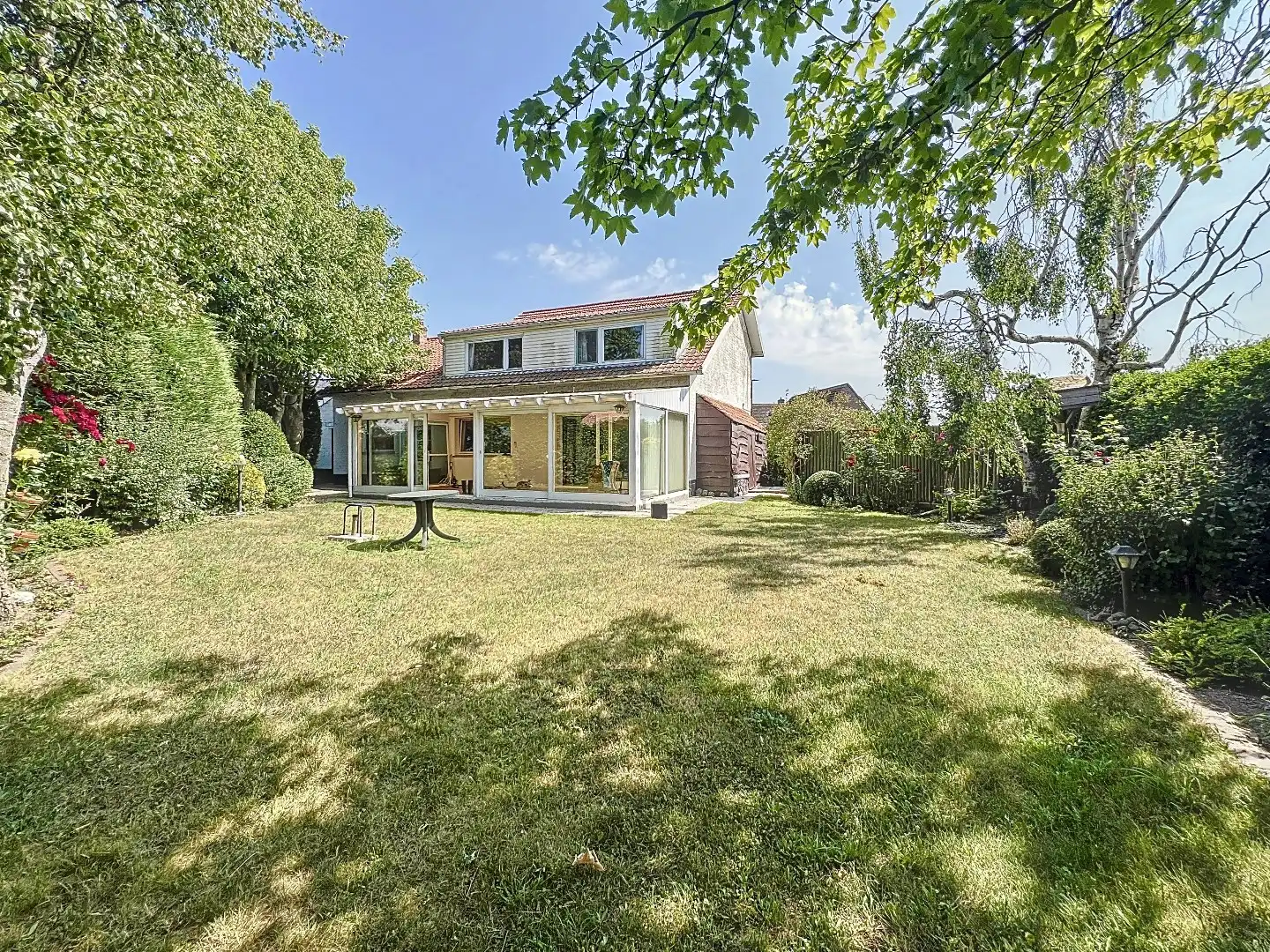 Uitzonderlijk gelegen Cottagestijl woning op Zuidwest gericht perceel  van 588m² te Oostende.  foto 3