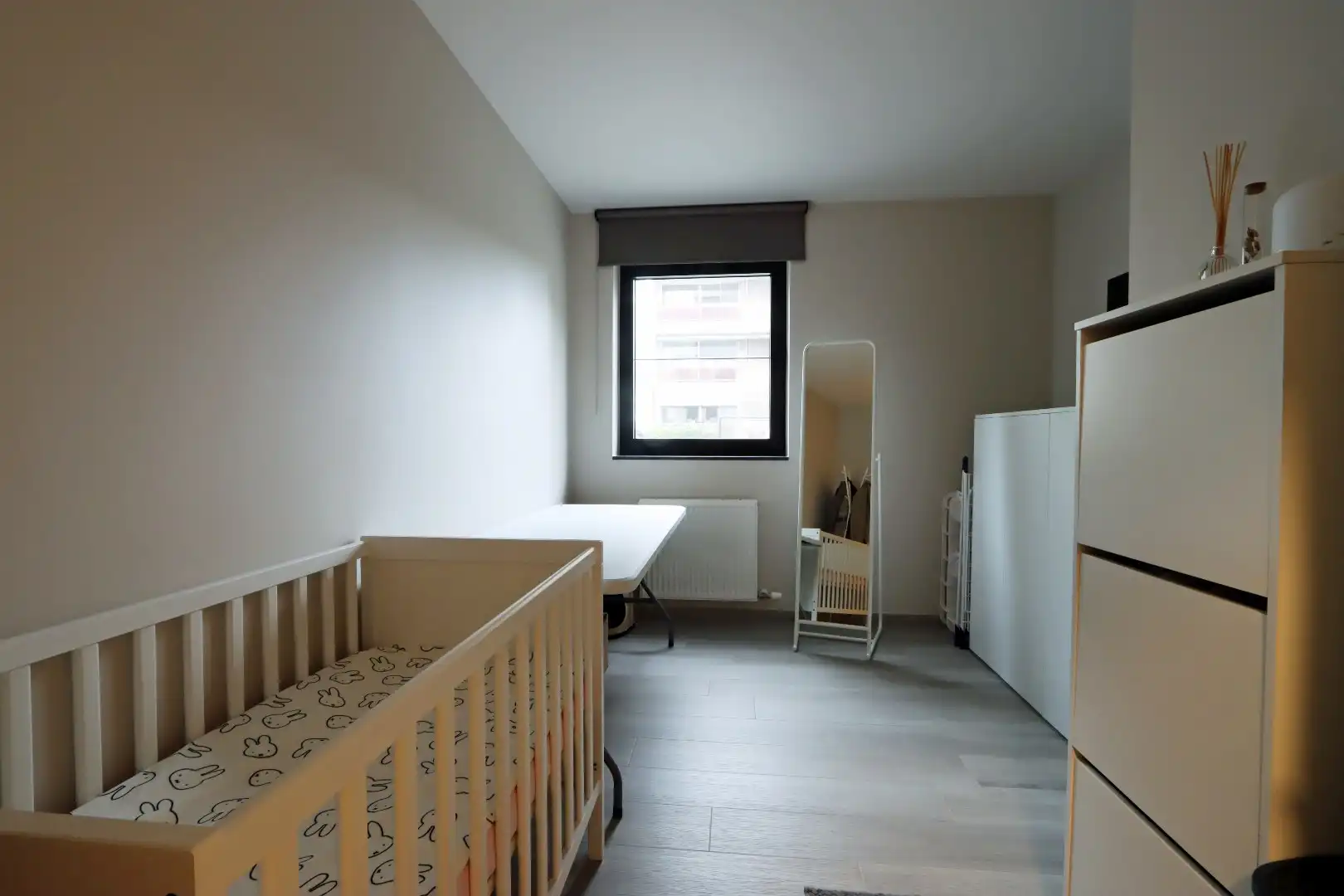 Gelijkvloers appartement met tuintje, terras, autostandplaats en kelderberging in hartje Maaseik  foto 12