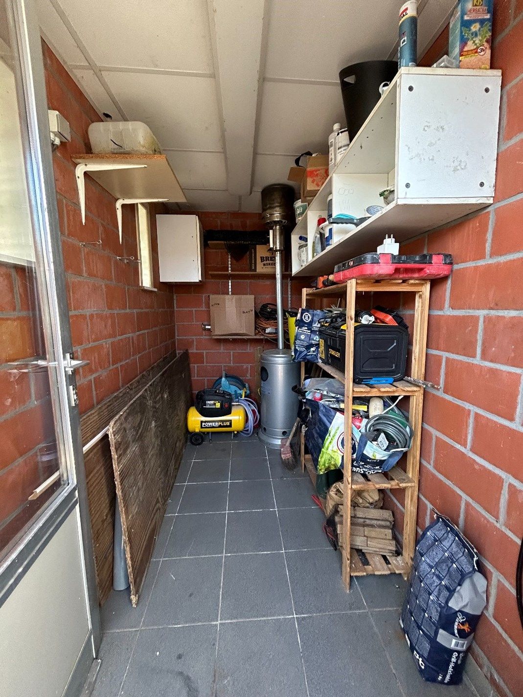 Instapklare rijwoning met veel bergruimte TE KOOP  in het bruisende Waregem. foto 14
