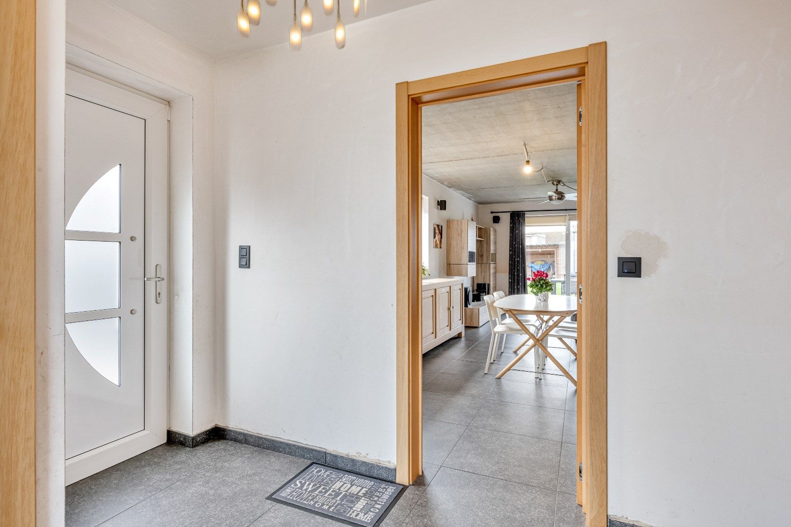 Moderne halfopen bebouwing met garage en tuin foto 3