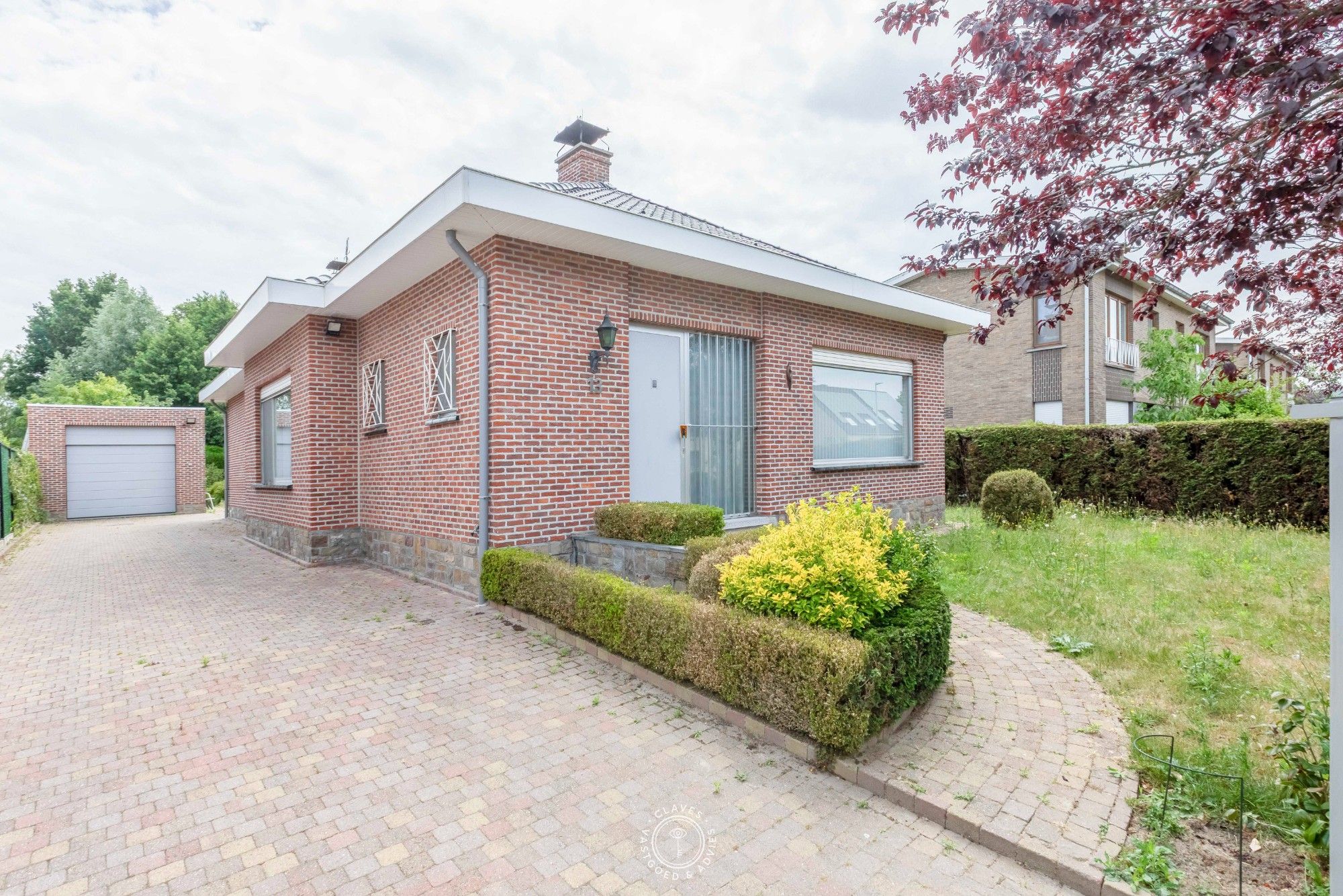 Uiterst verzorgde bungalow met garage op een uitmuntende locatie foto 2