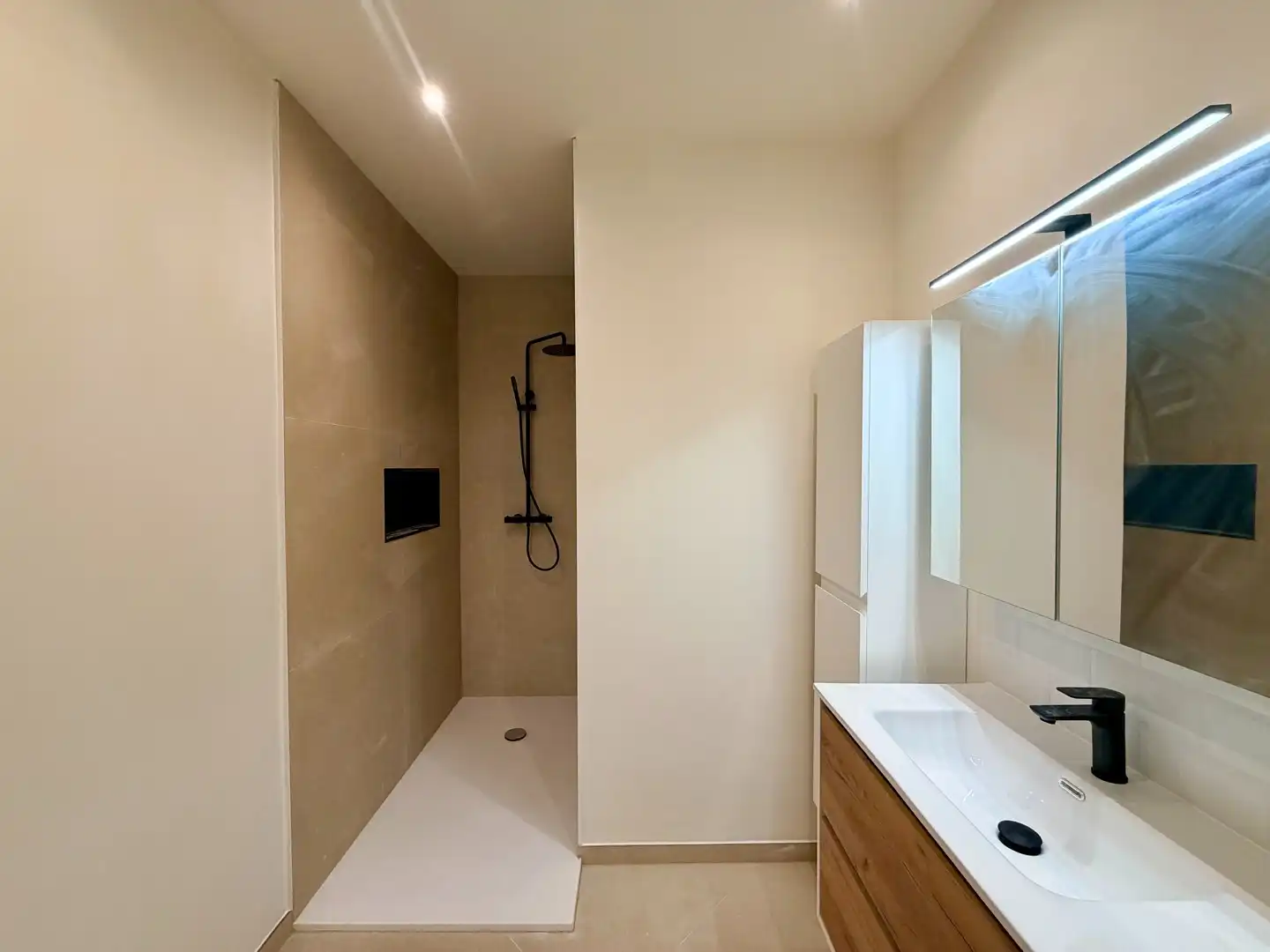 Volledig gerenoveerd 2-slaapkamerappartement met zolder in het hart van Tielt! foto 13