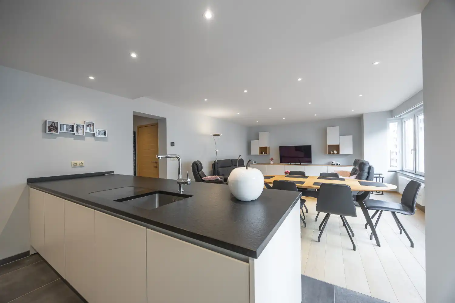 Gerenoveerd 2-slaapkamer appartement met inpandige garage in hartje Oostende foto 11