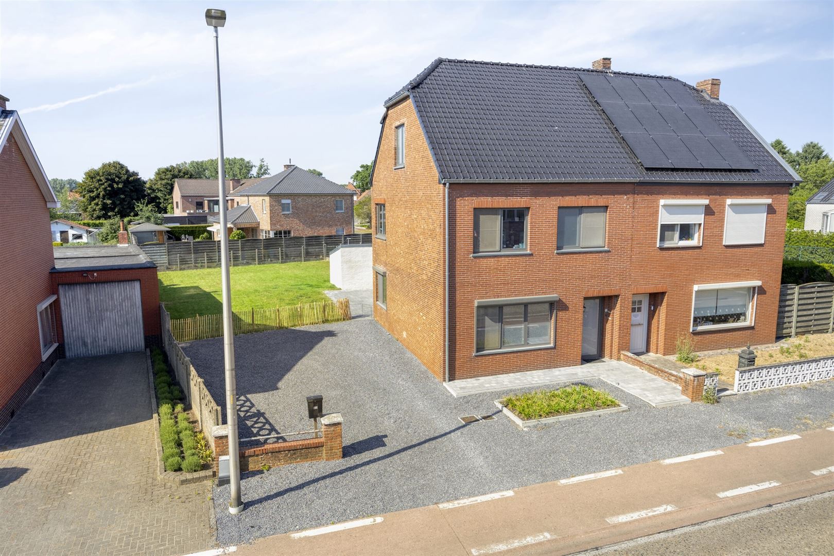 TE KOOP : Gerenoveerde eengezinswoning met 3 slaapkamers! foto {{pictureIndex}}